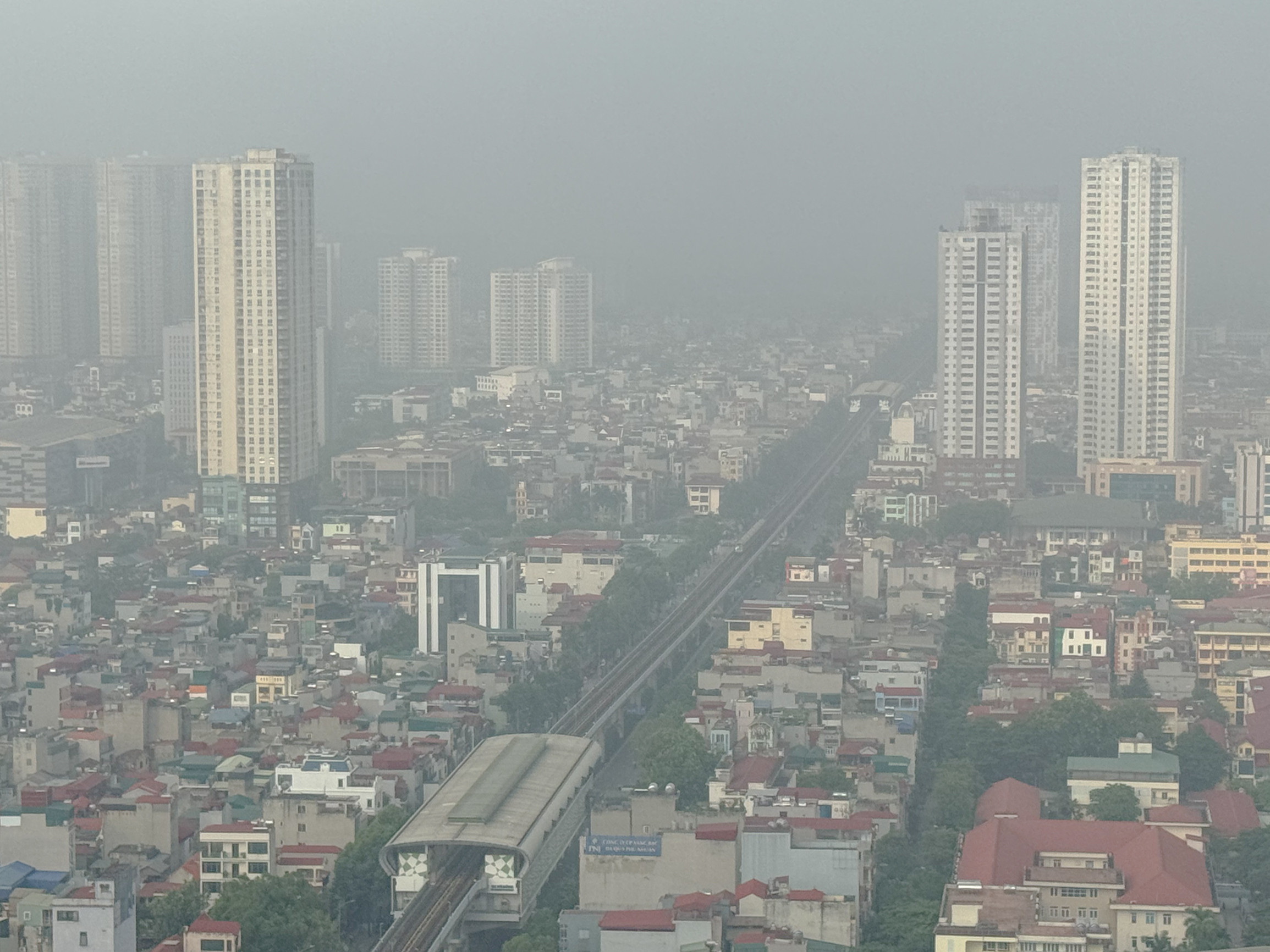 Hà Nội mù mịt sương từ sáng sớm, ô nhiễm không khí thứ 2 thế giới