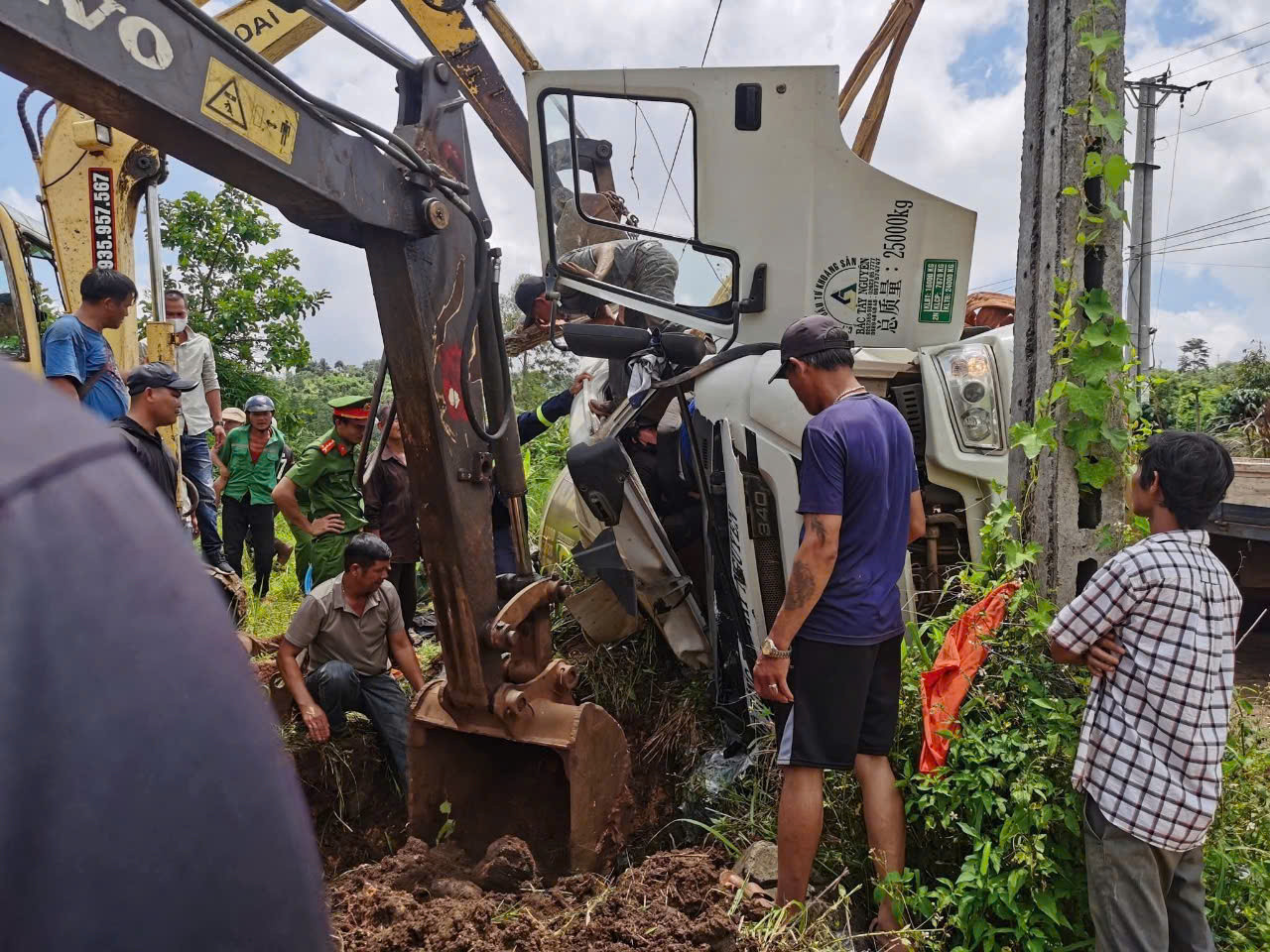 Dùng xe cẩu giải cứu phụ xe mắc kẹt trong xe trộn bê tông lật nghiêng ở Đắk Lắk