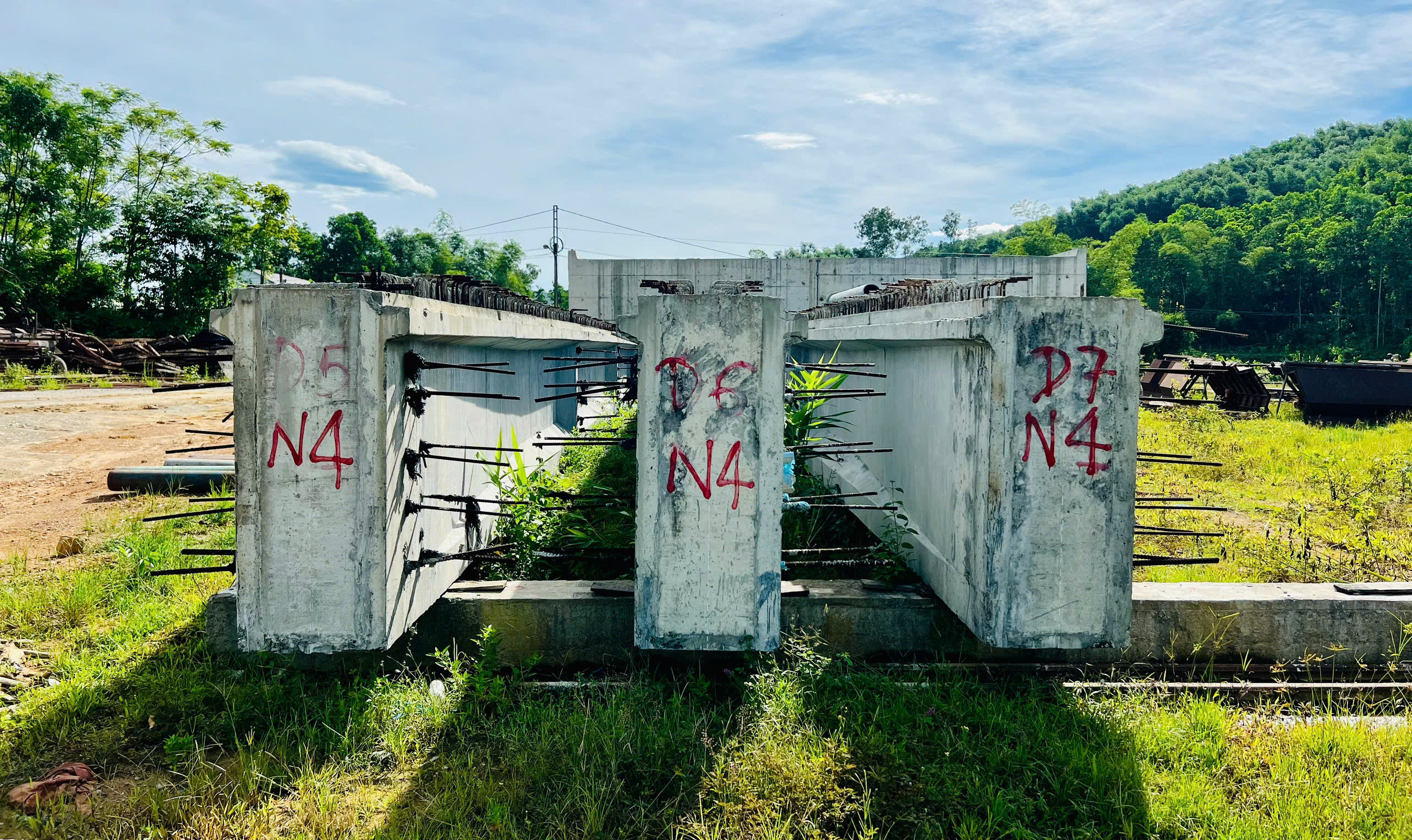 Cầu thuộc dự án 280 tỷ thi công 'rùa bò', dân chờ hoài chẳng thấy thông xe