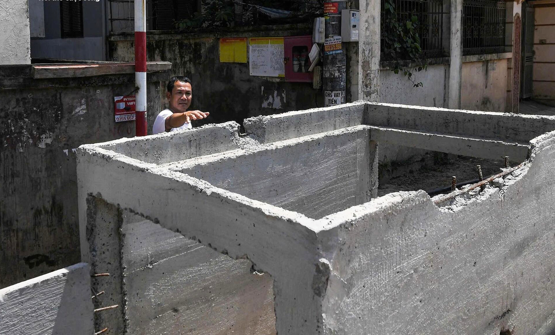 Làm đường cao hơn nền nhà cả mét, dân bắc cầu mới 'ngoi' được ra ngoài