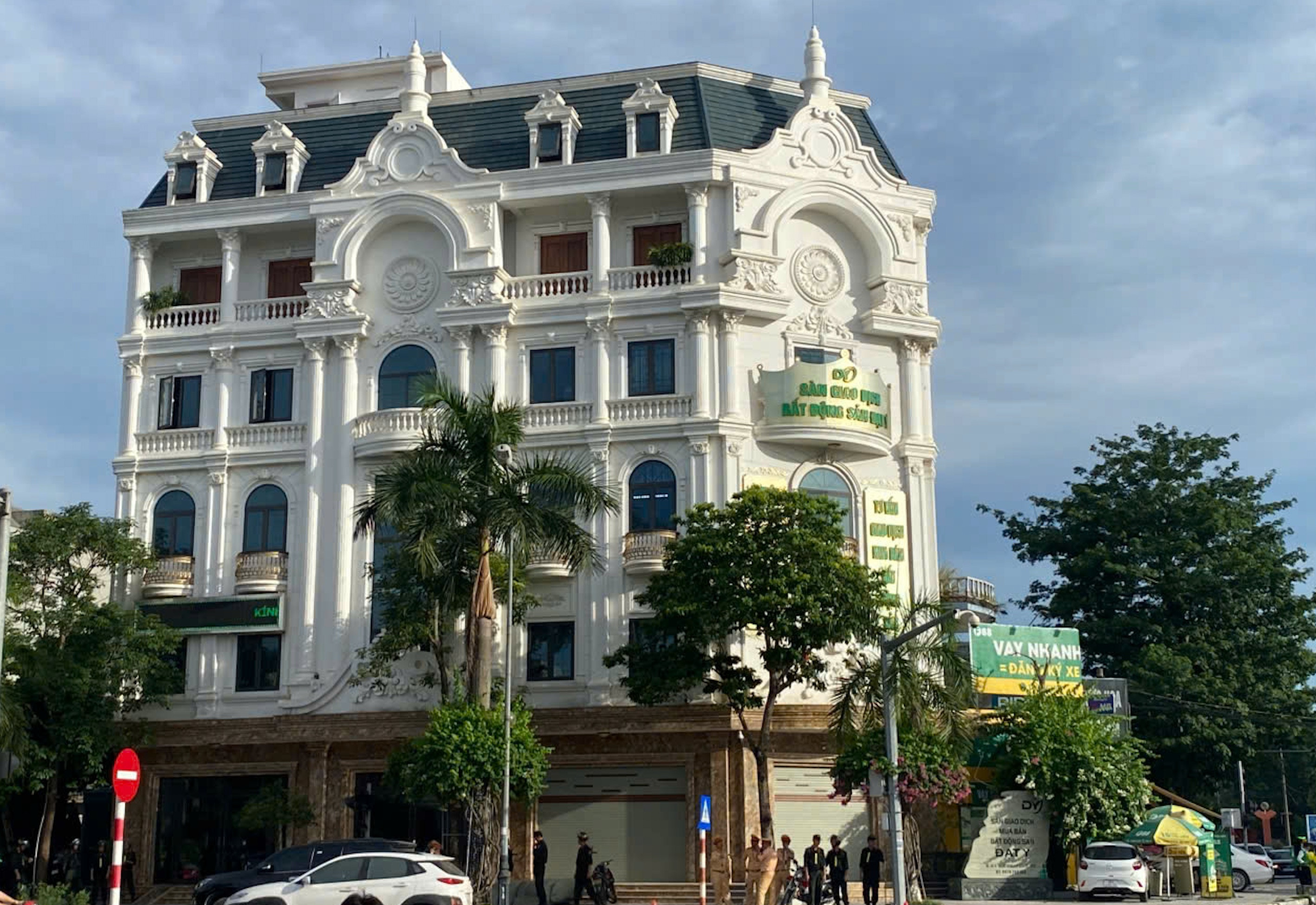 Công an Thanh Hoá khám xét căn biệt thự của trùm giang hồ Ý 'ẻng'