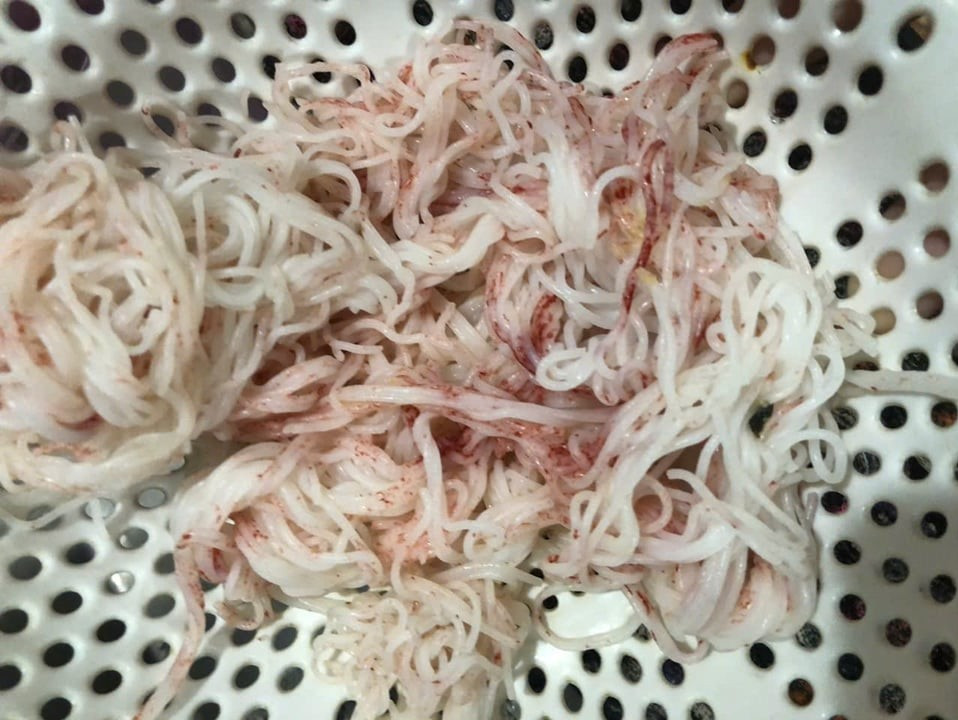 Vì sao bún chuyển sang màu đỏ bất thường sau vài giờ mua ở chợ Đà Nẵng?