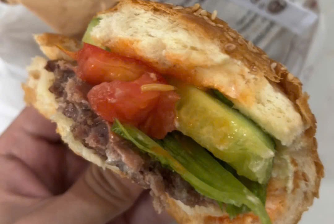 Người phụ nữ hoảng hốt khi phát hiện giòi lúc nhúc trong bánh hamburger mới mua