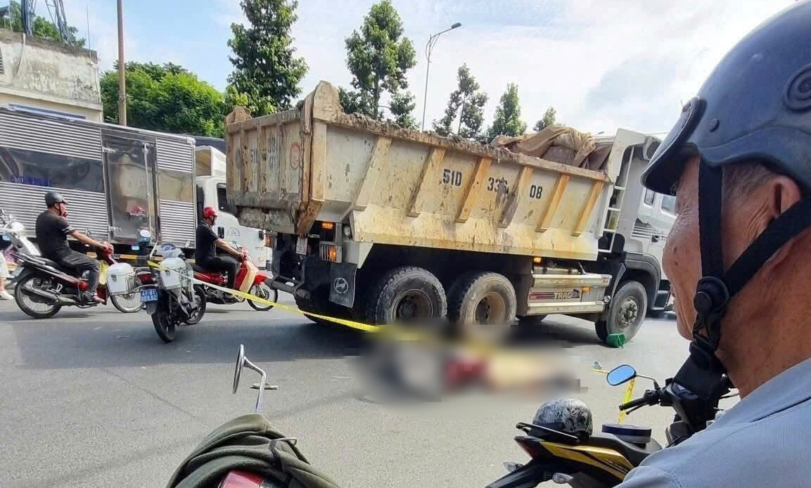 Ô tô tải va chạm xe máy ở TP.HCM, 2 người thương vong