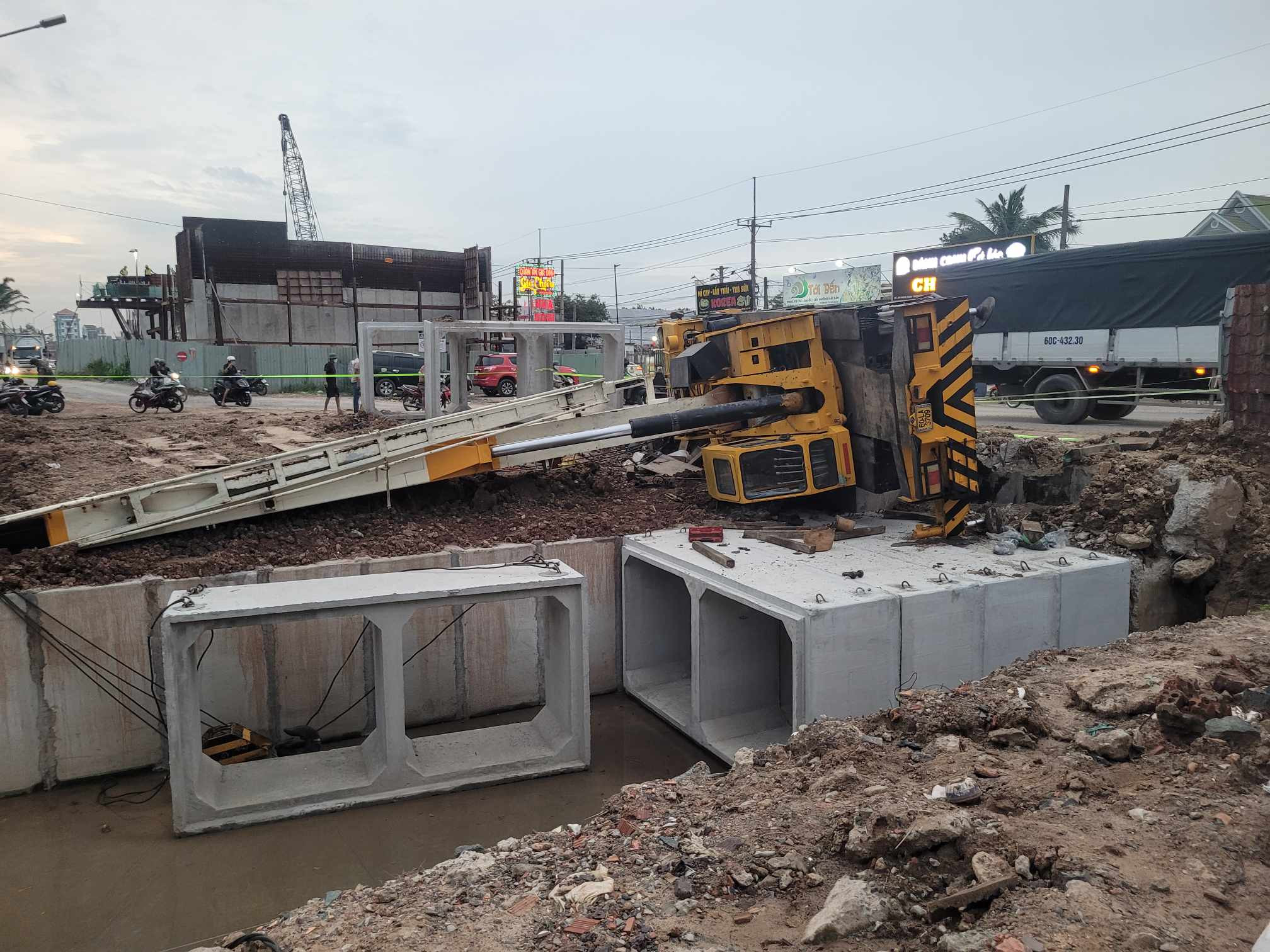 Cần cẩu sập đè chết nam công nhân ở Đồng Nai