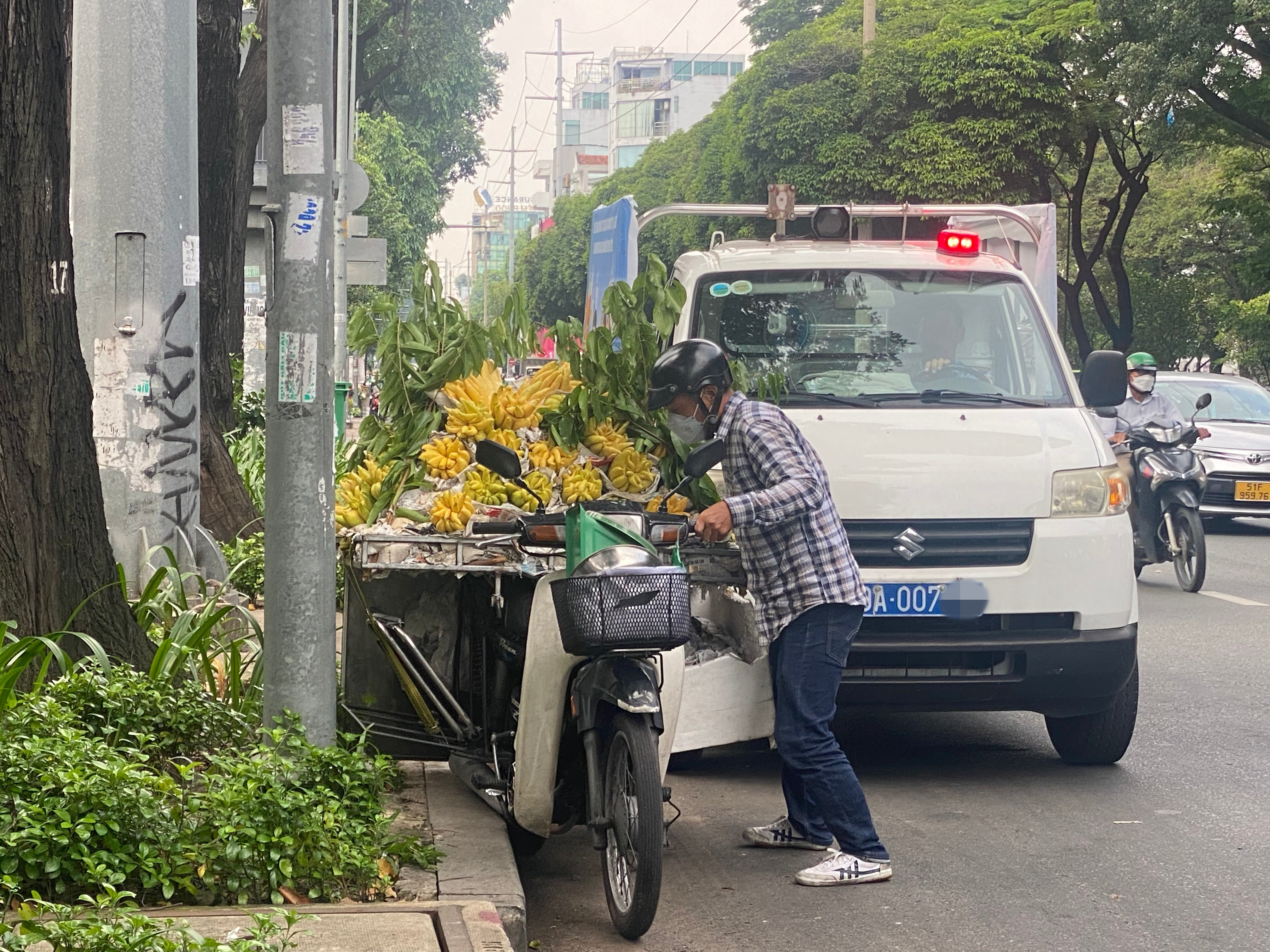 Nghiên cứu lắp camera xử phạt vi phạm lấn chiếm vỉa hè, lòng đường ở TP.HCM