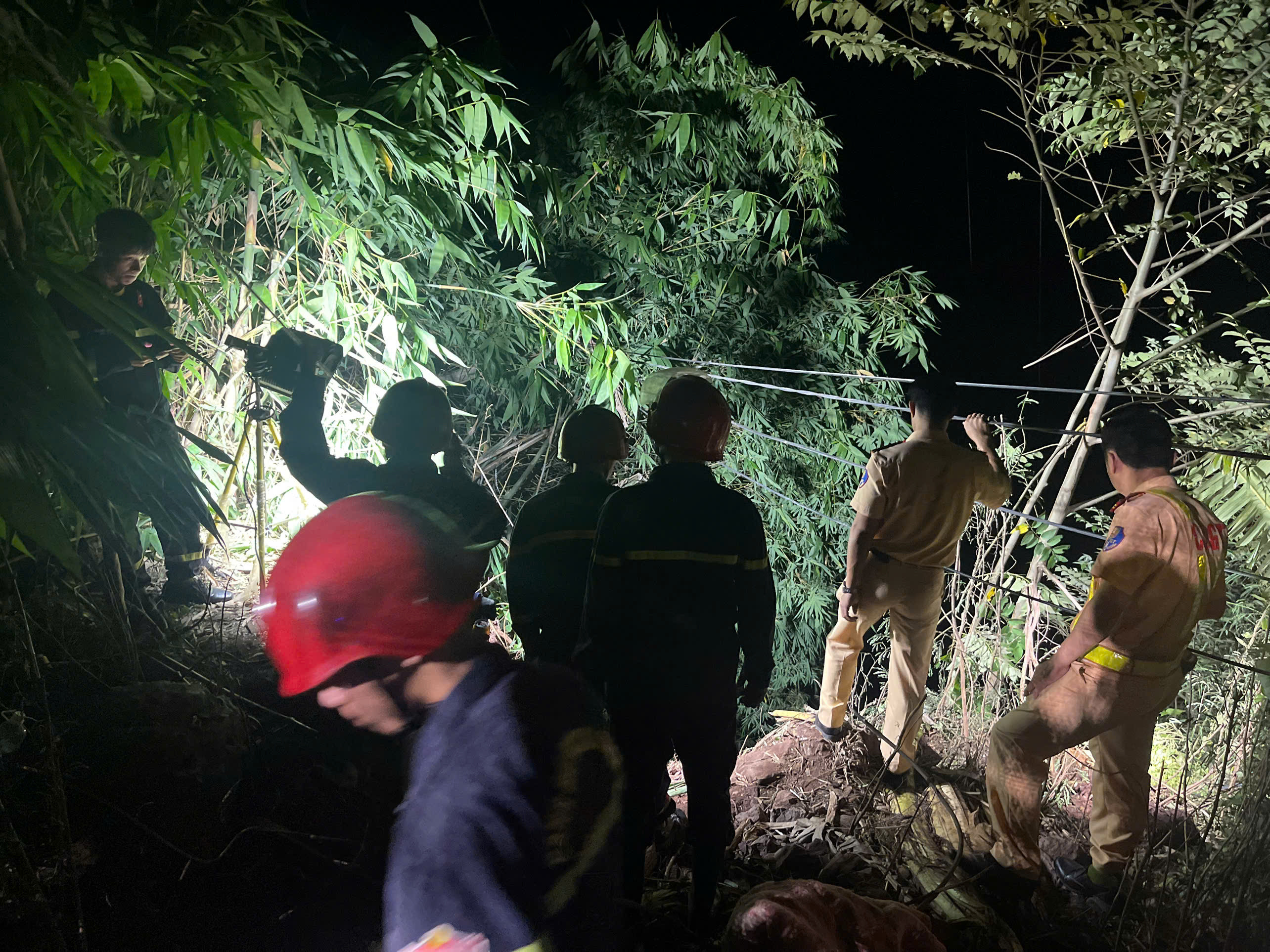 Xuyên đêm cứu hộ tài xế xe đầu kéo rơi xuống vực sâu 70 mét ở Quảng Trị