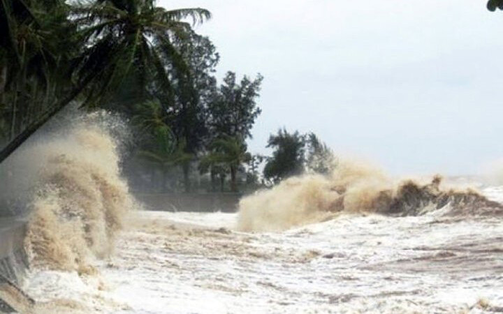 Bão Wipha mạnh thêm, tiến nhanh về vịnh Bắc Bộ, biển động dữ dội