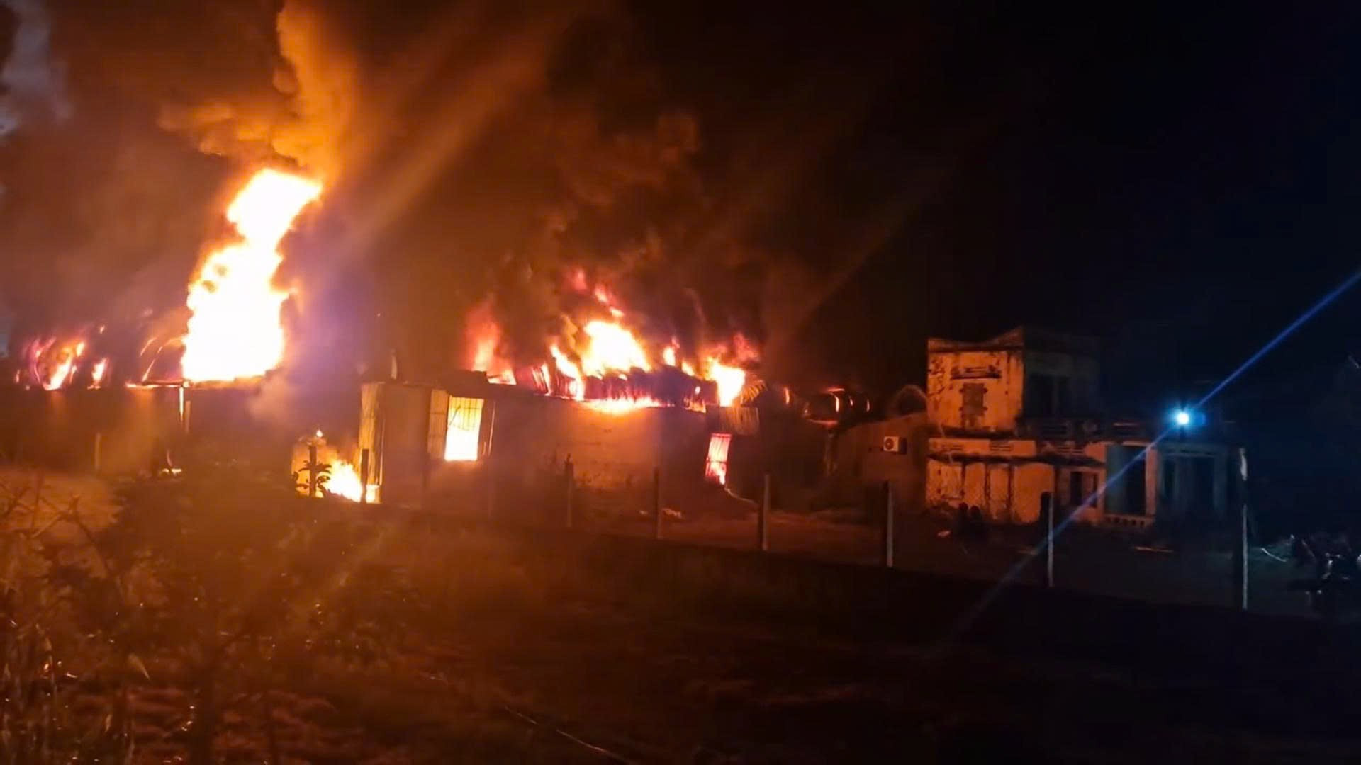 Xưởng nhựa ở Quảng Ngãi cháy trong đêm, thiệt hại 7 tỷ đồng