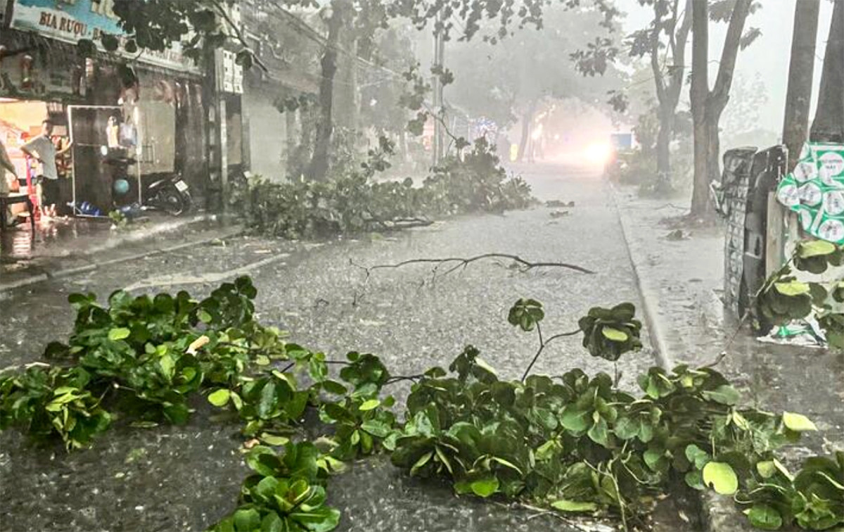 Vì sao bão Wipha chưa đổ bộ, Hà Nội và loạt tỉnh miền Bắc đã mưa dông mạnh?