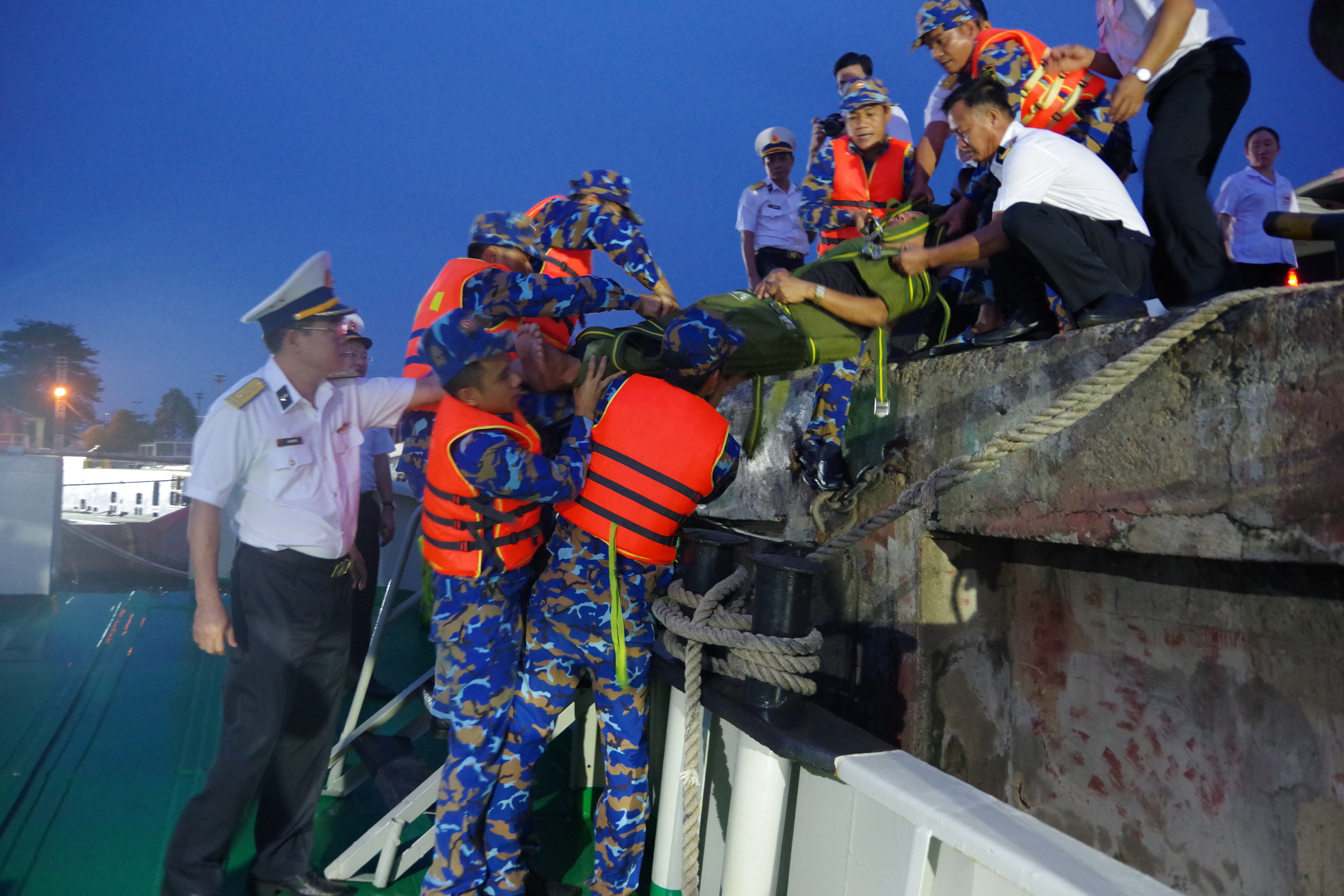 Hình ảnh mới nhất tại hiện trường vụ lật tàu thương tâm trên vịnh Hạ Long