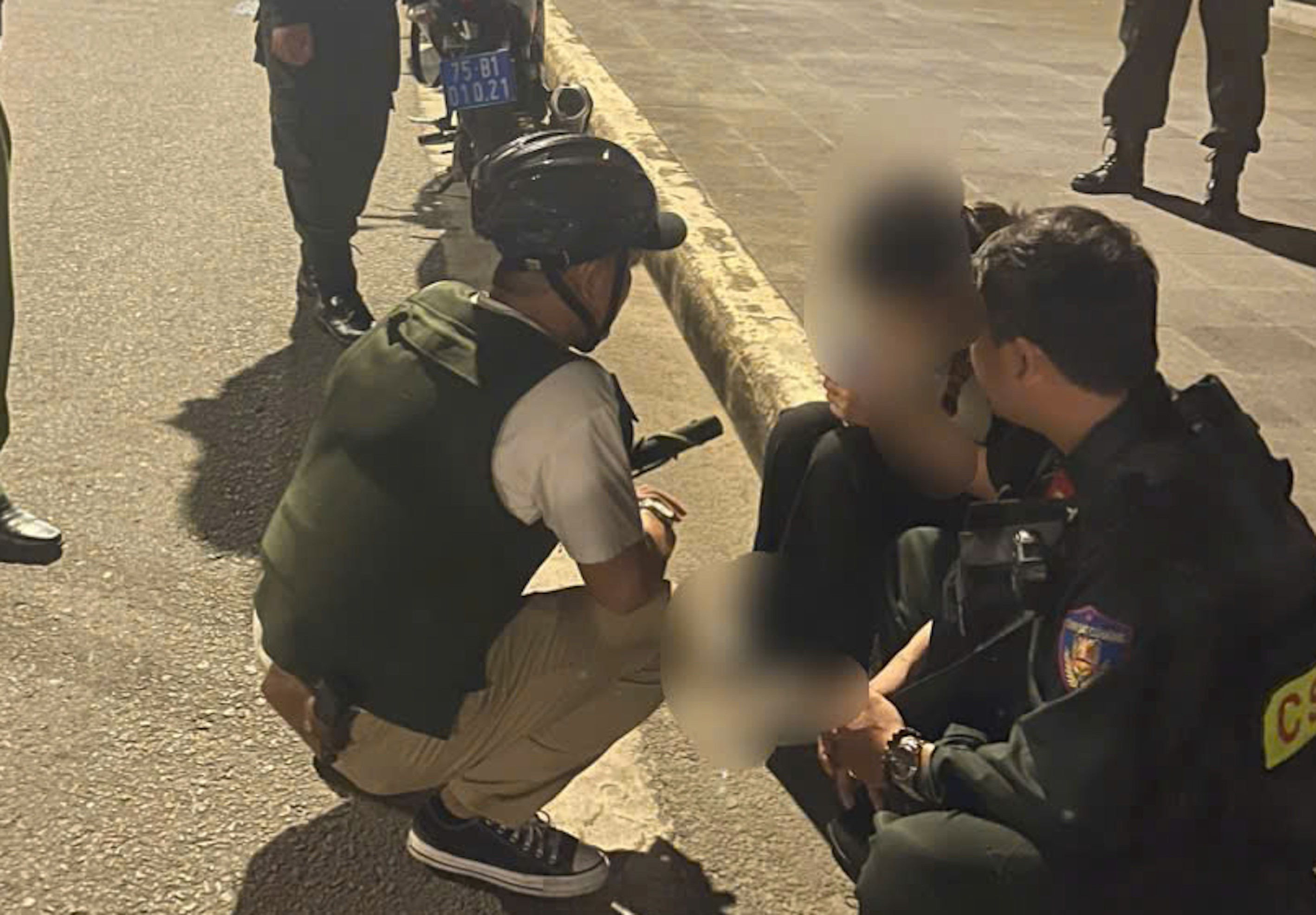 Cảnh sát Huế kịp thời ngăn nữ sinh định nhảy cầu tự tử