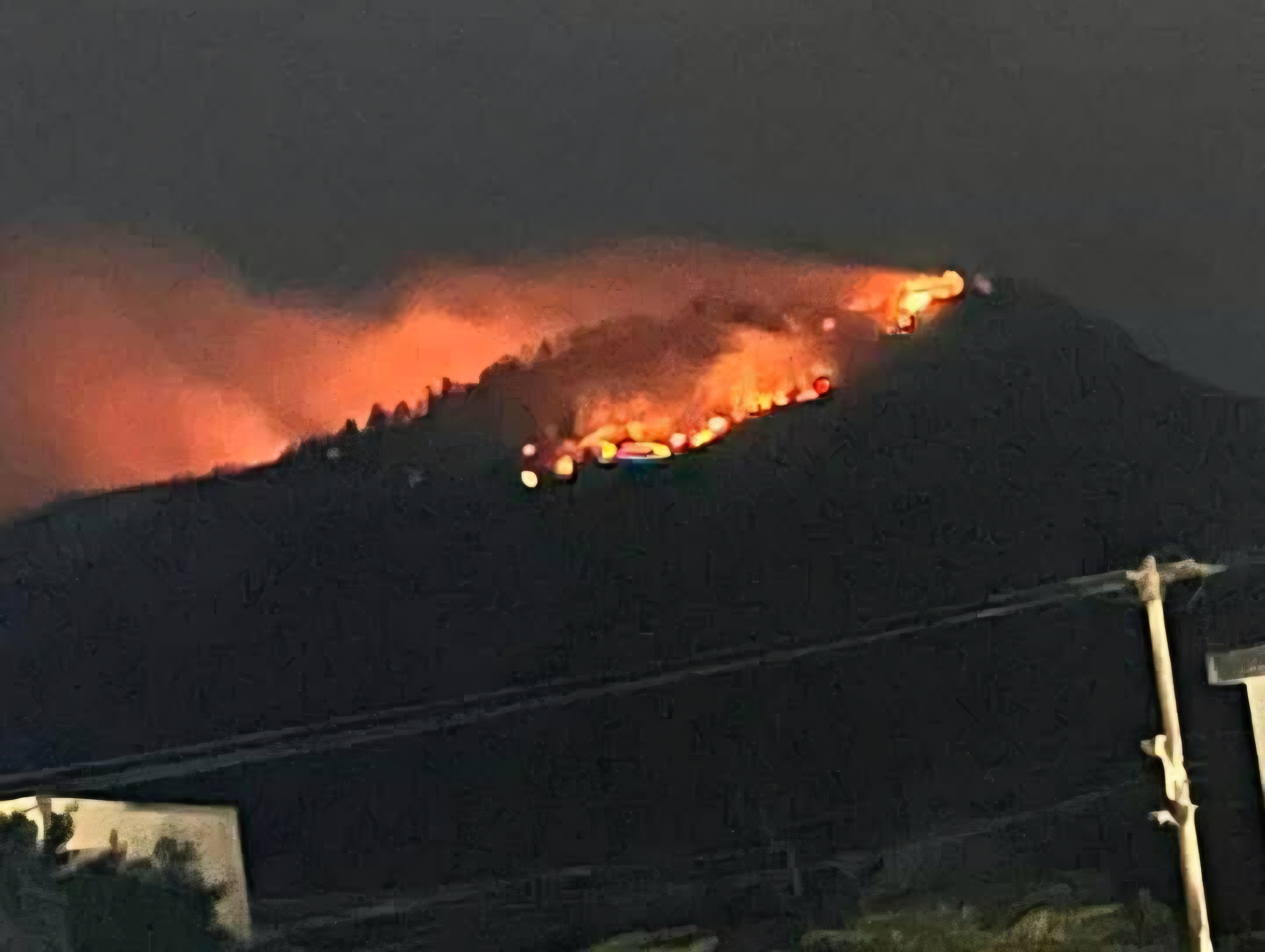 Lửa bùng phát trở lại, thiêu rụi 2 ha rừng keo ở Đà Nẵng