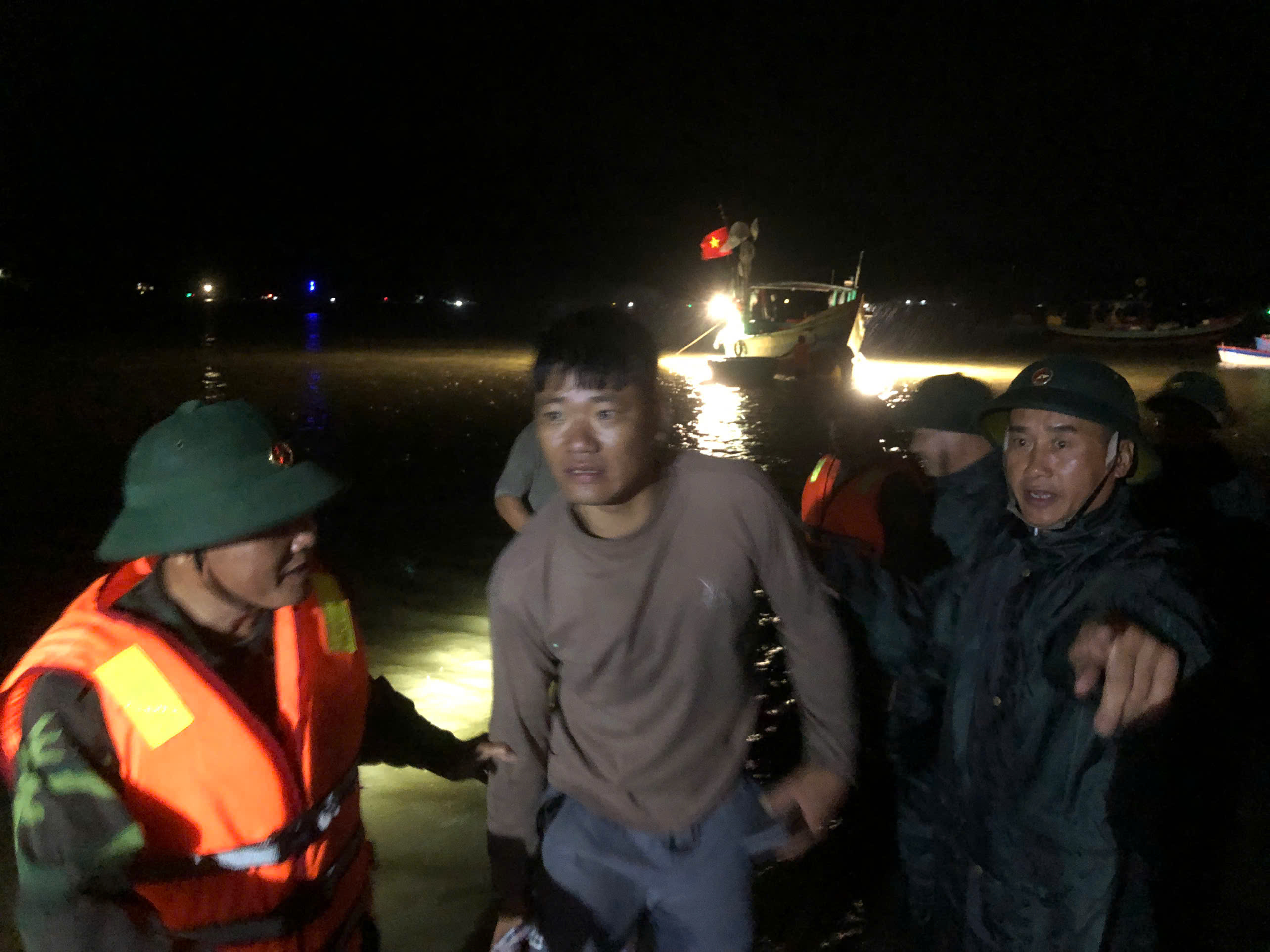 34 người trên tàu du lịch bị lốc đánh chìm ở biển Hà Tĩnh được cứu thế nào?