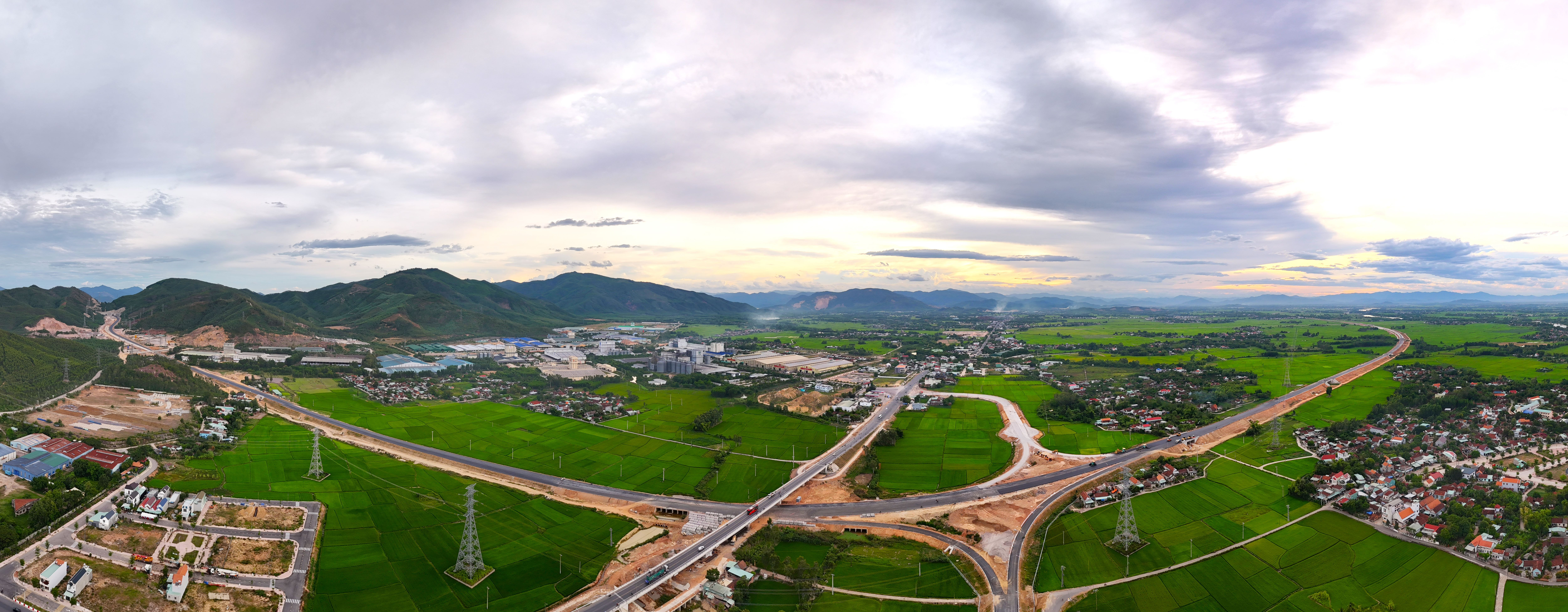 Những thảm nhựa 'nước rút' trên cao tốc Bắc - Nam qua Gia Lai