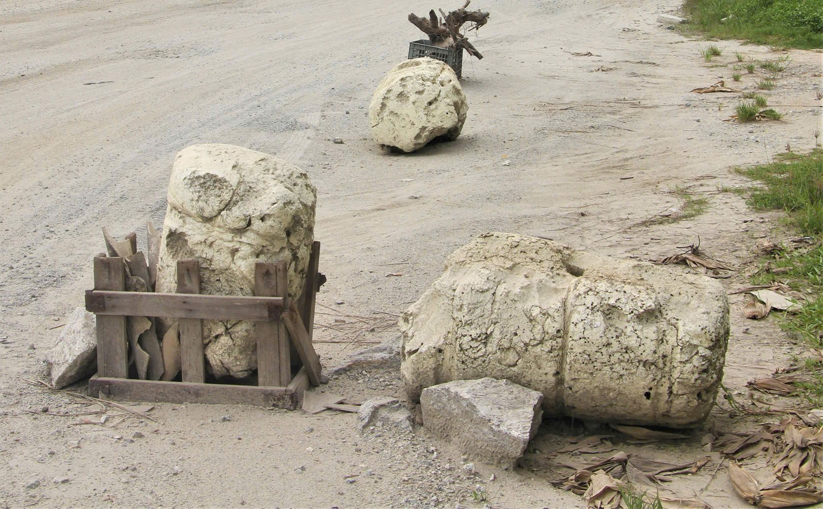 Đường nát như tương, dân dựng vật cản chặn xe tải trọng lớn