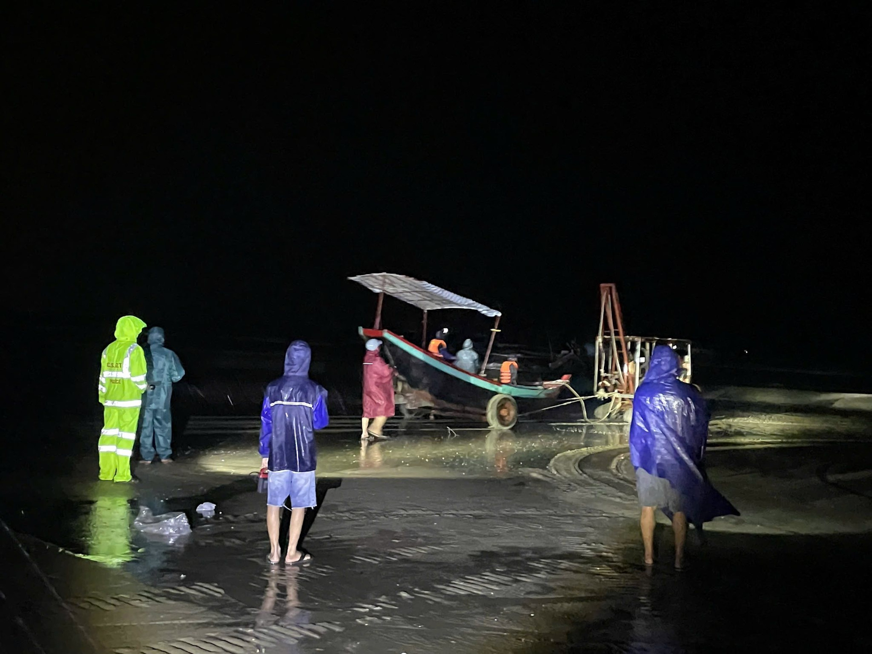 Hàng loạt thuyền bè của ngư dân Nghệ An -  Hà Tĩnh gặp nạn trên biển