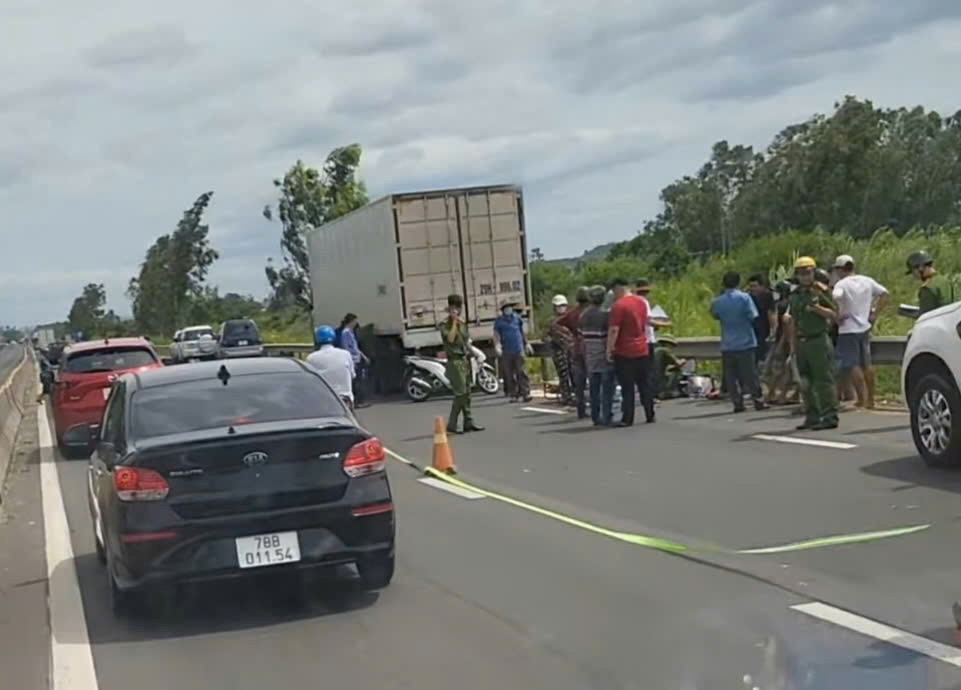 Ba bà cháu tử vong sau va chạm với xe tải đỗ bên đường ở Đắk Lắk