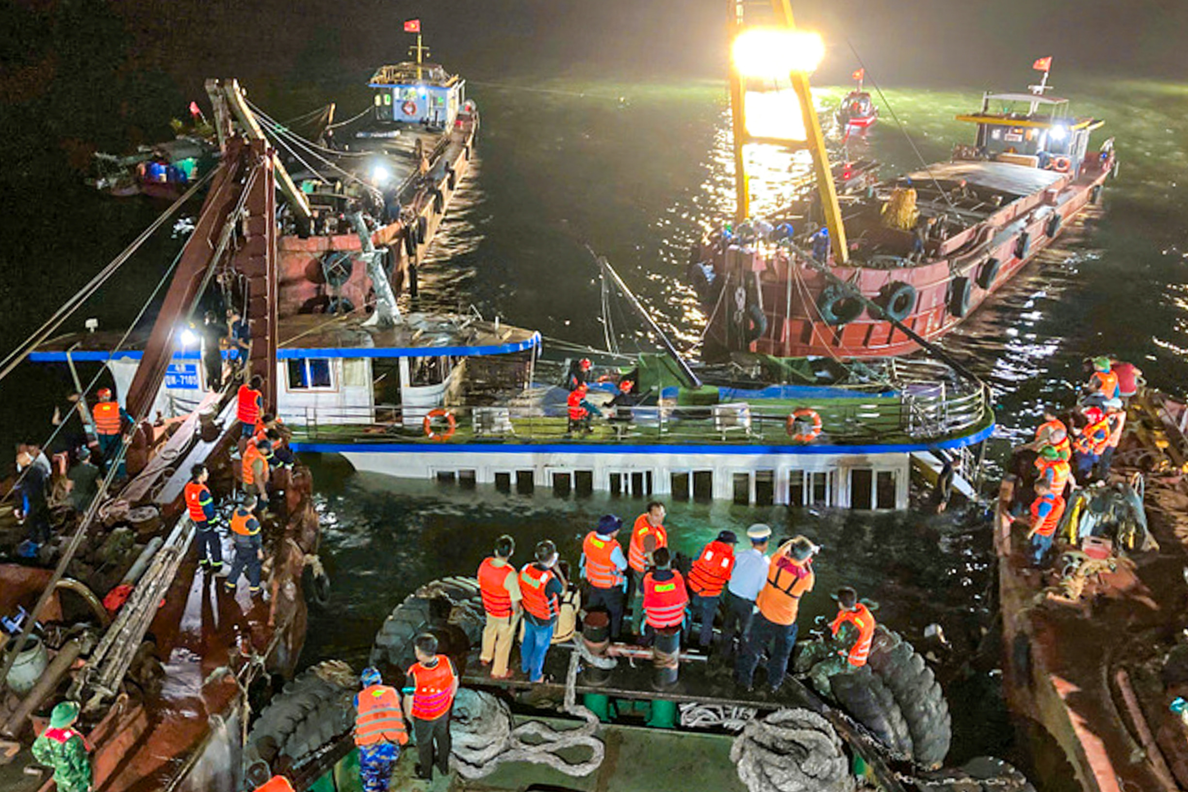 Tàu lật trên Vịnh Hạ Long được lai dắt về bờ, tiếp tục tìm kiếm 4 người mất tích