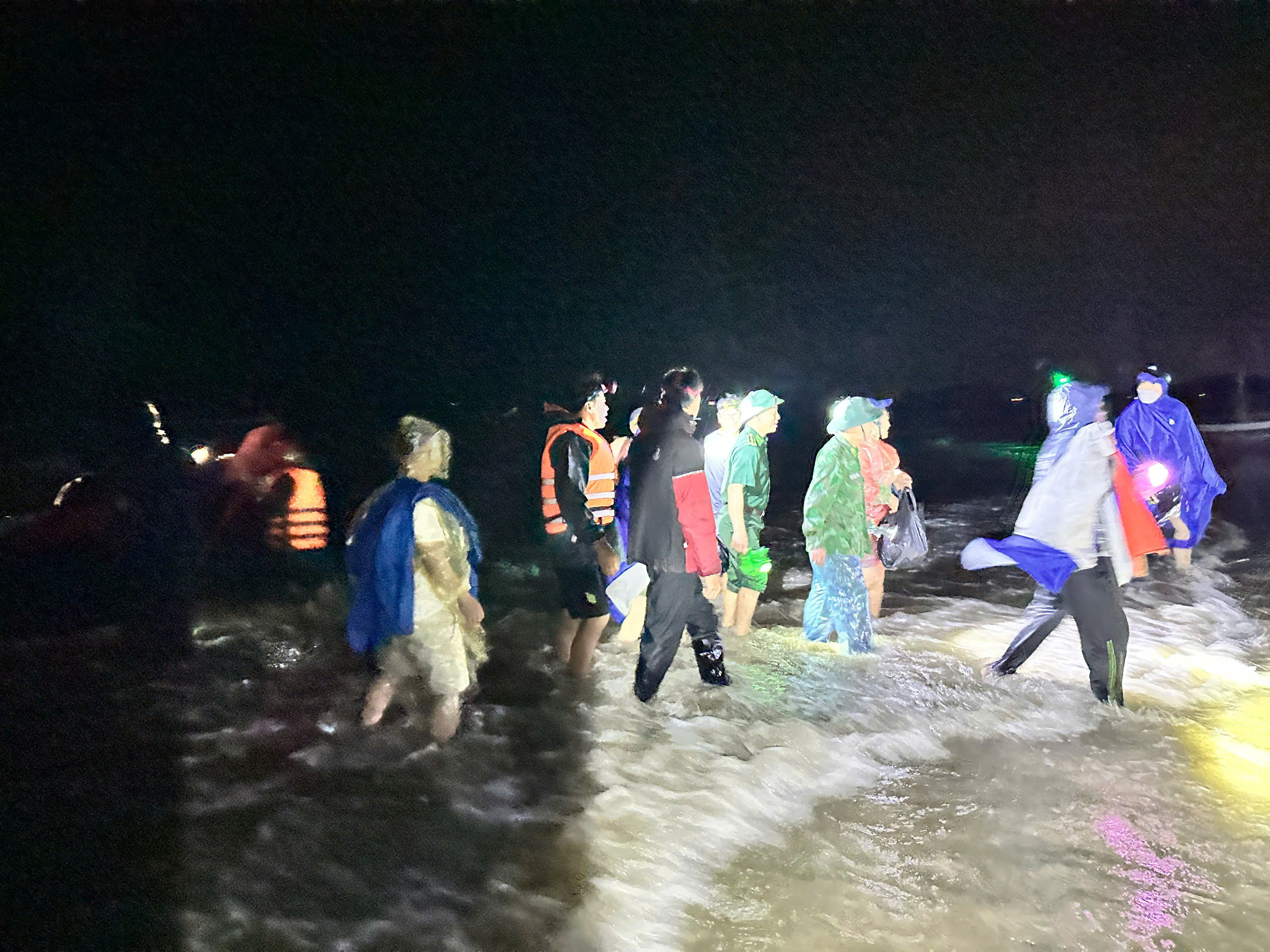 Giông lốc đánh chìm tàu du lịch chở 34 người ở Hà Tĩnh