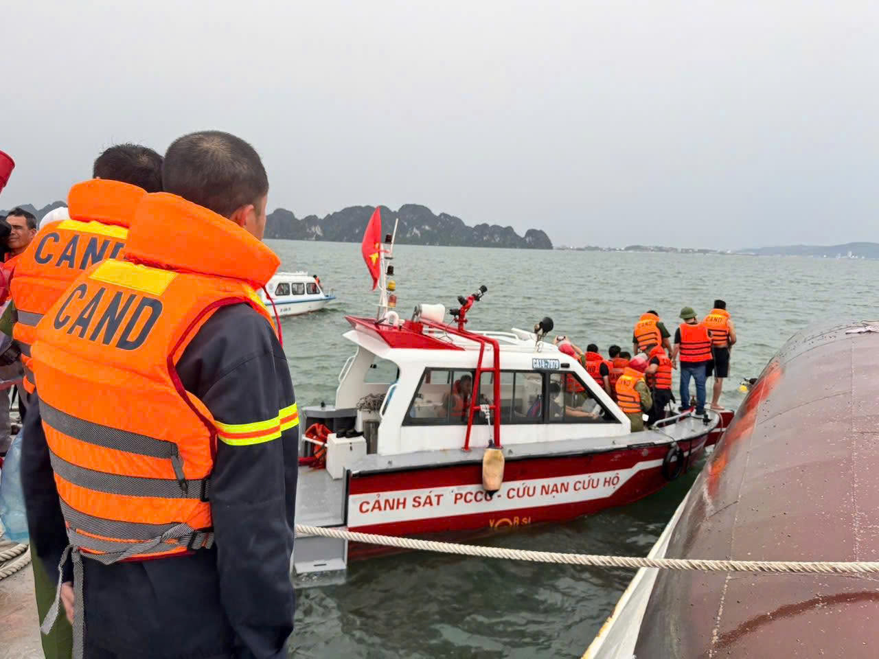 Tạm dừng tất cả tour du lịch trên vịnh Hạ Long trước giờ bão Wipha đổ bộ