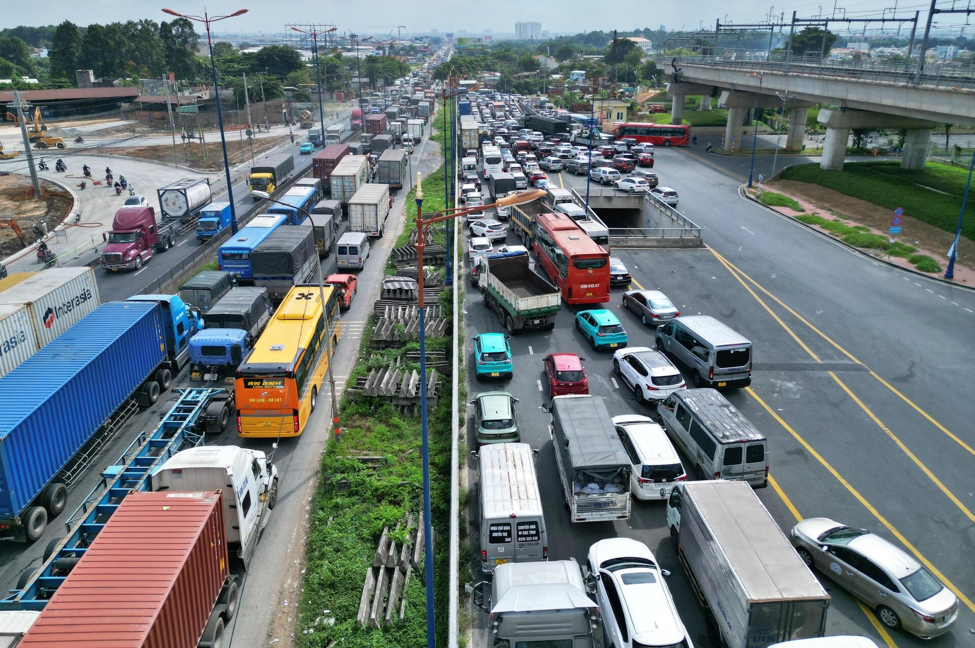 Hạ tầng giao thông kết nối chưa tương xứng, TP.HCM liệu có thể bứt phá?