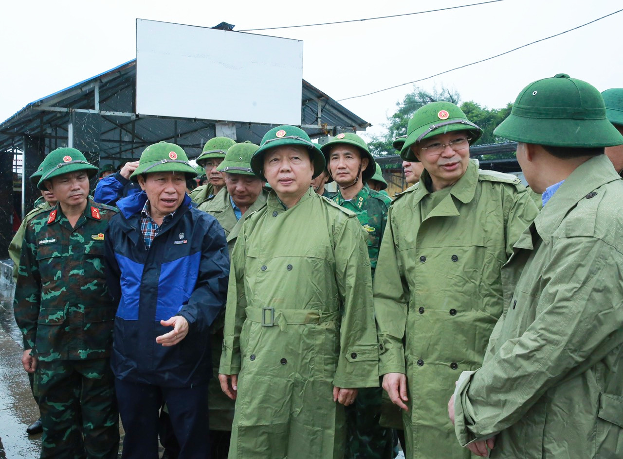 Phó Thủ tướng Trần Hồng Hà kiểm tra công tác phòng chống bão Wipha tại Hải Phòng