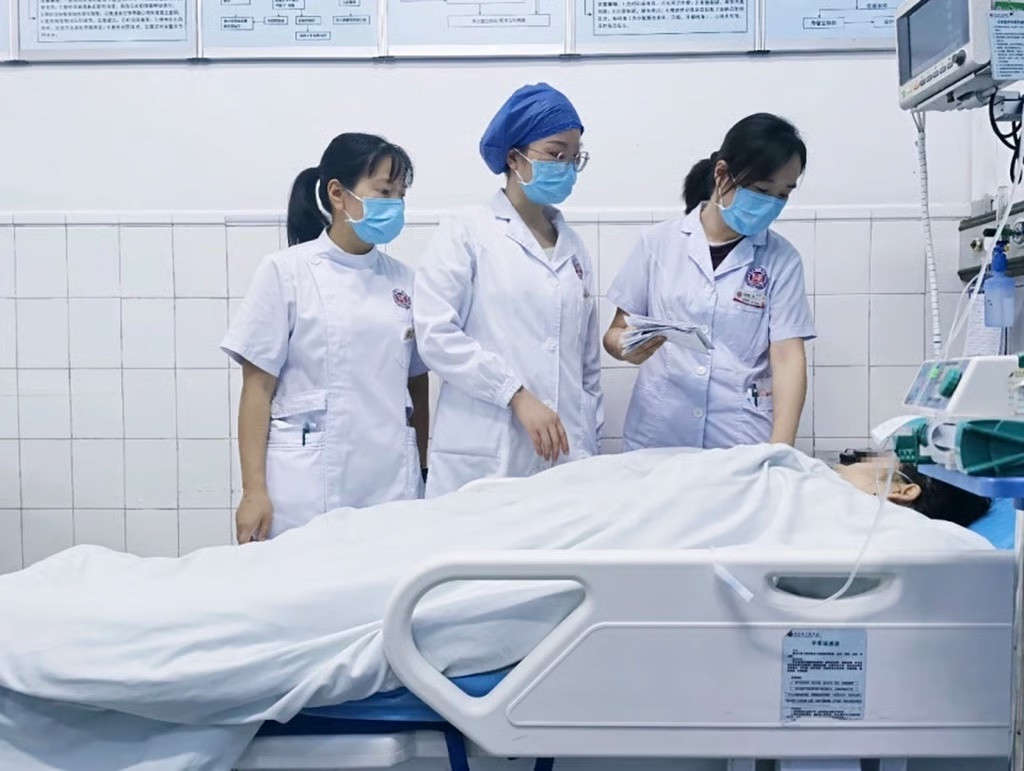 Thiếu nữ suýt chết vì chỉ ăn rau, uống thuốc nhuận tràng để vừa váy sinh nhật