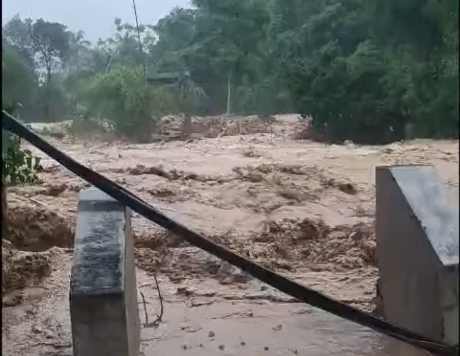 Lũ quét cuốn phăng cầu, nhiều bản ở Nghệ An bị cô lập