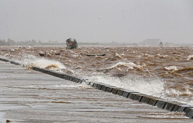 Nước vùng cửa sông ven biển dâng cao vượt mức lịch sử