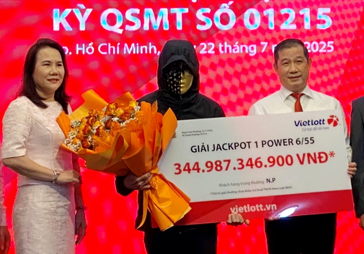 Người ẵm giải độc đắc lớn nhất từ trước đến nay: Vợ tôi sốc, không tin nổi