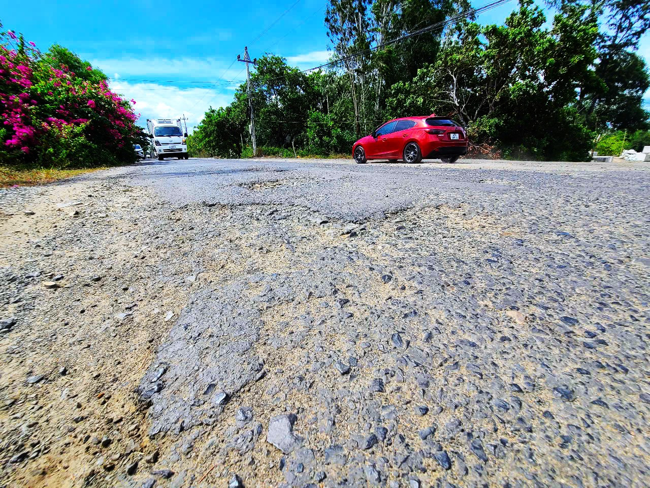 Xe công trình cày nát đường vào Di tích Quốc gia đặc biệt Gành Đá Đĩa ở Đắk Lắk