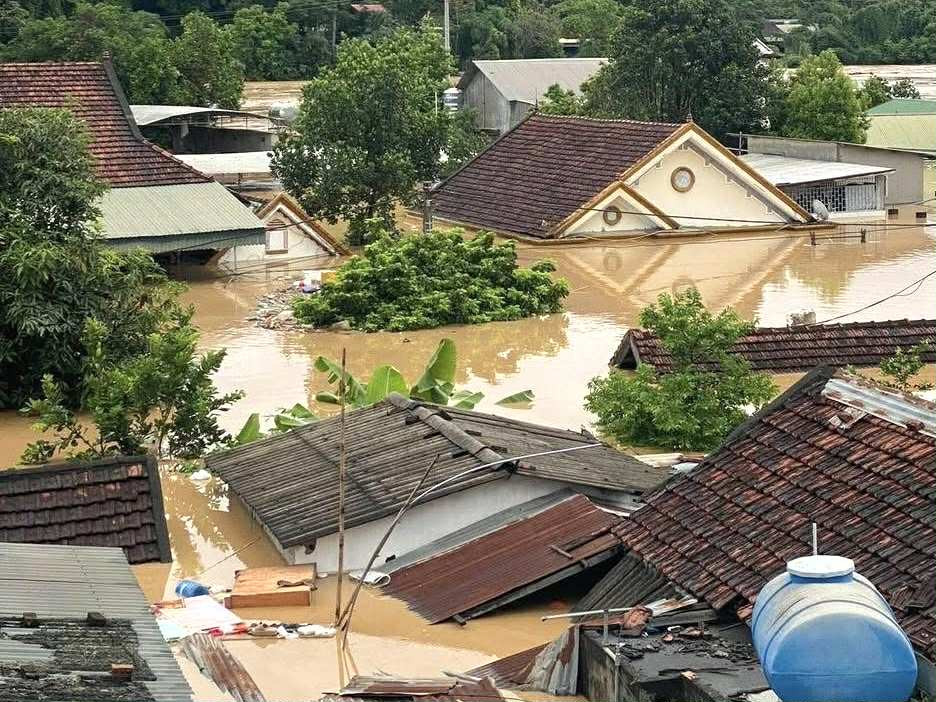 Lũ chưa từng thấy, ngập nóc nhà ở biên giới Nghệ An