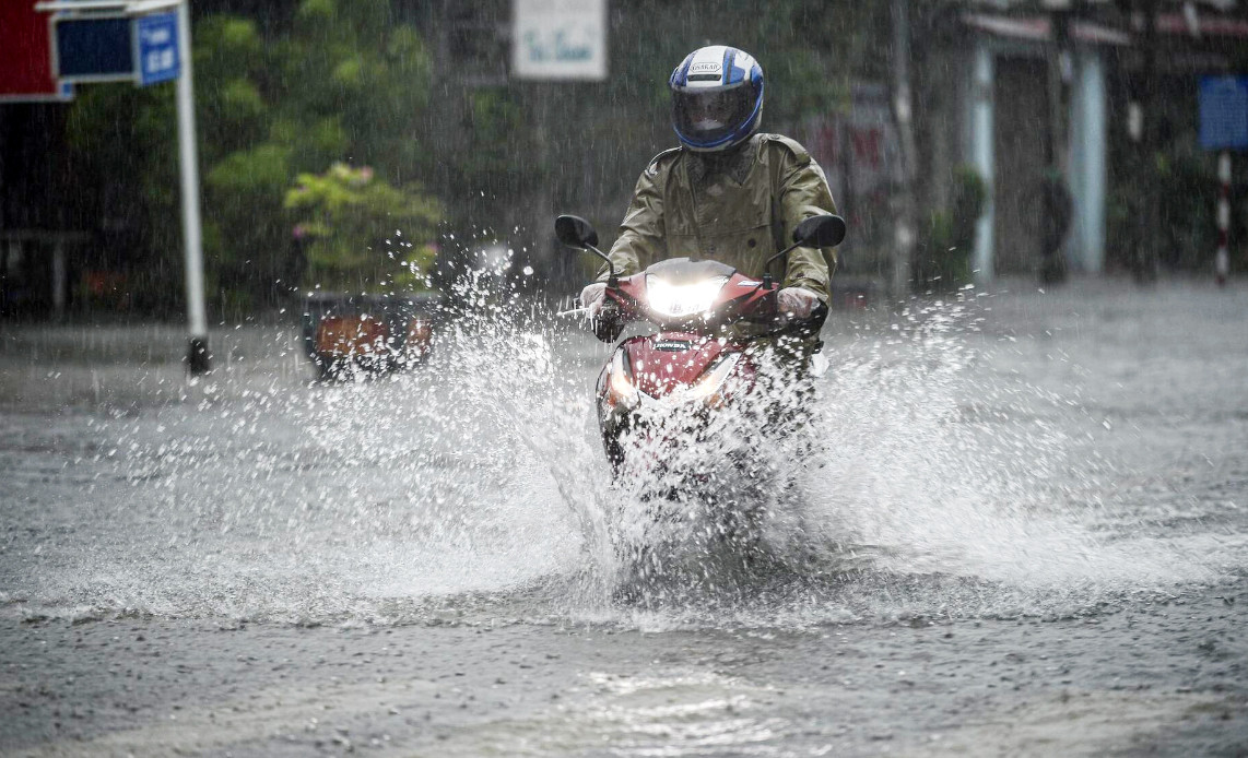Dự báo thời tiết 24/7: Bắc Bộ, Thanh Hoá và Nghệ An hứng mưa lớn diện rộng