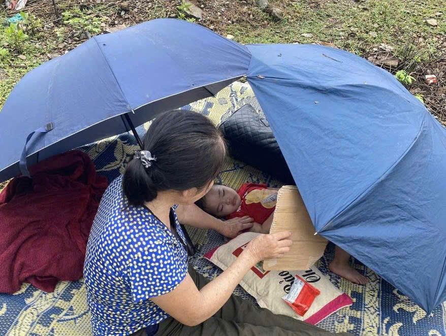 Lũ quét ở Nghệ An: Nước dâng cao, đường sạt lở, các đoàn cứu hộ bị cô lập