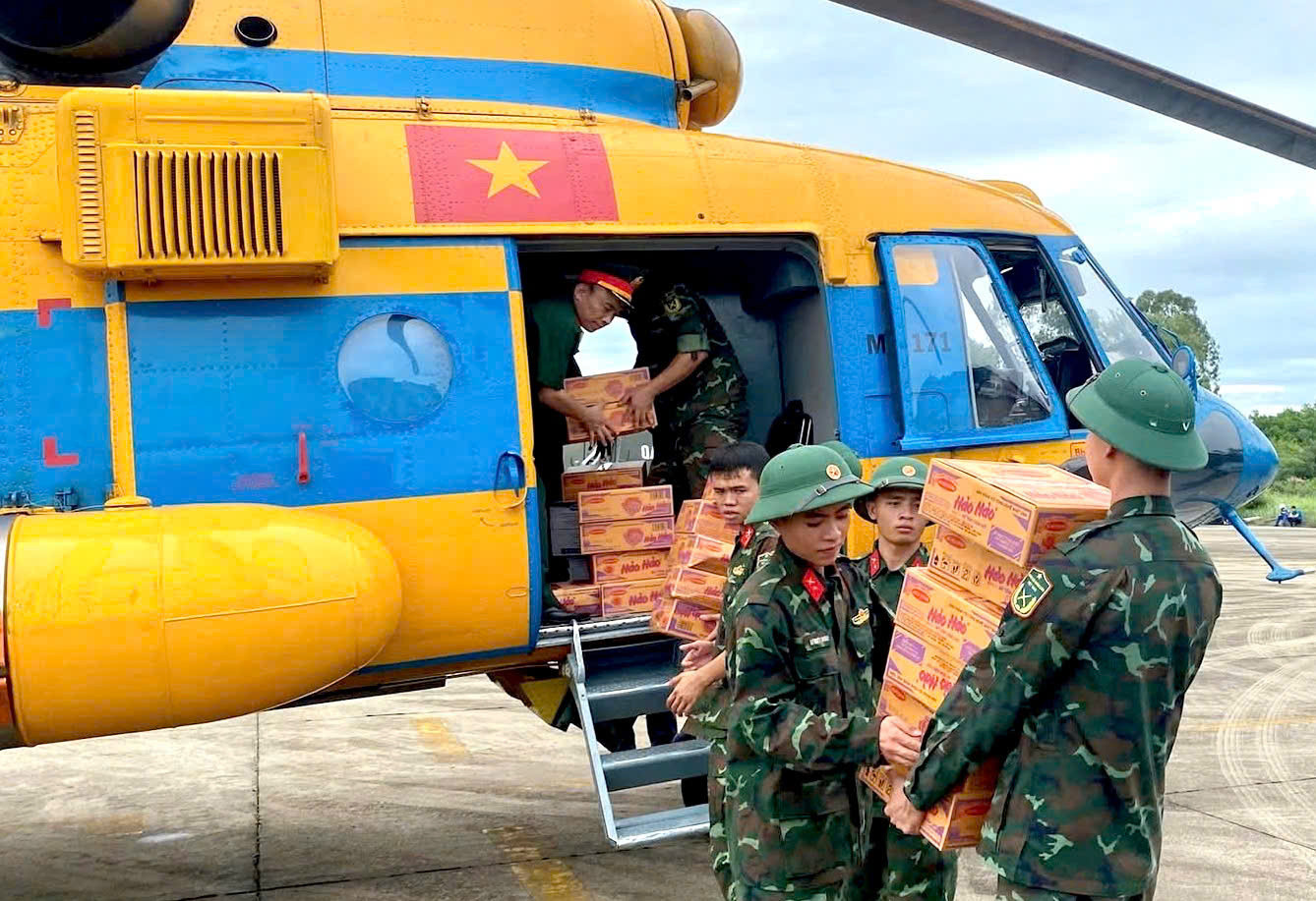 Trực thăng tiếp viện lương thực tại điểm cô lập ở 'rốn lũ' Nghệ An