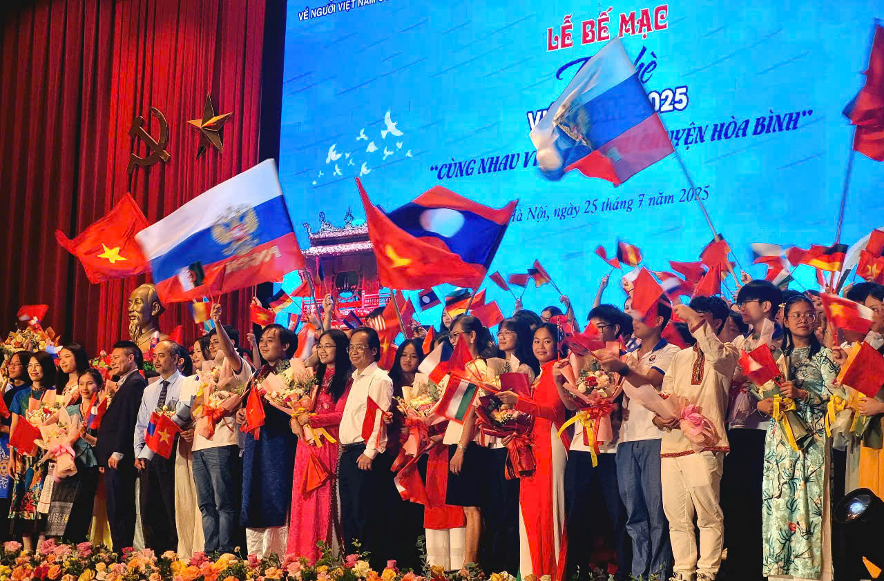 Kiều bào trẻ Việt Nam xúc động 'viết tiếp câu chuyện hòa bình'