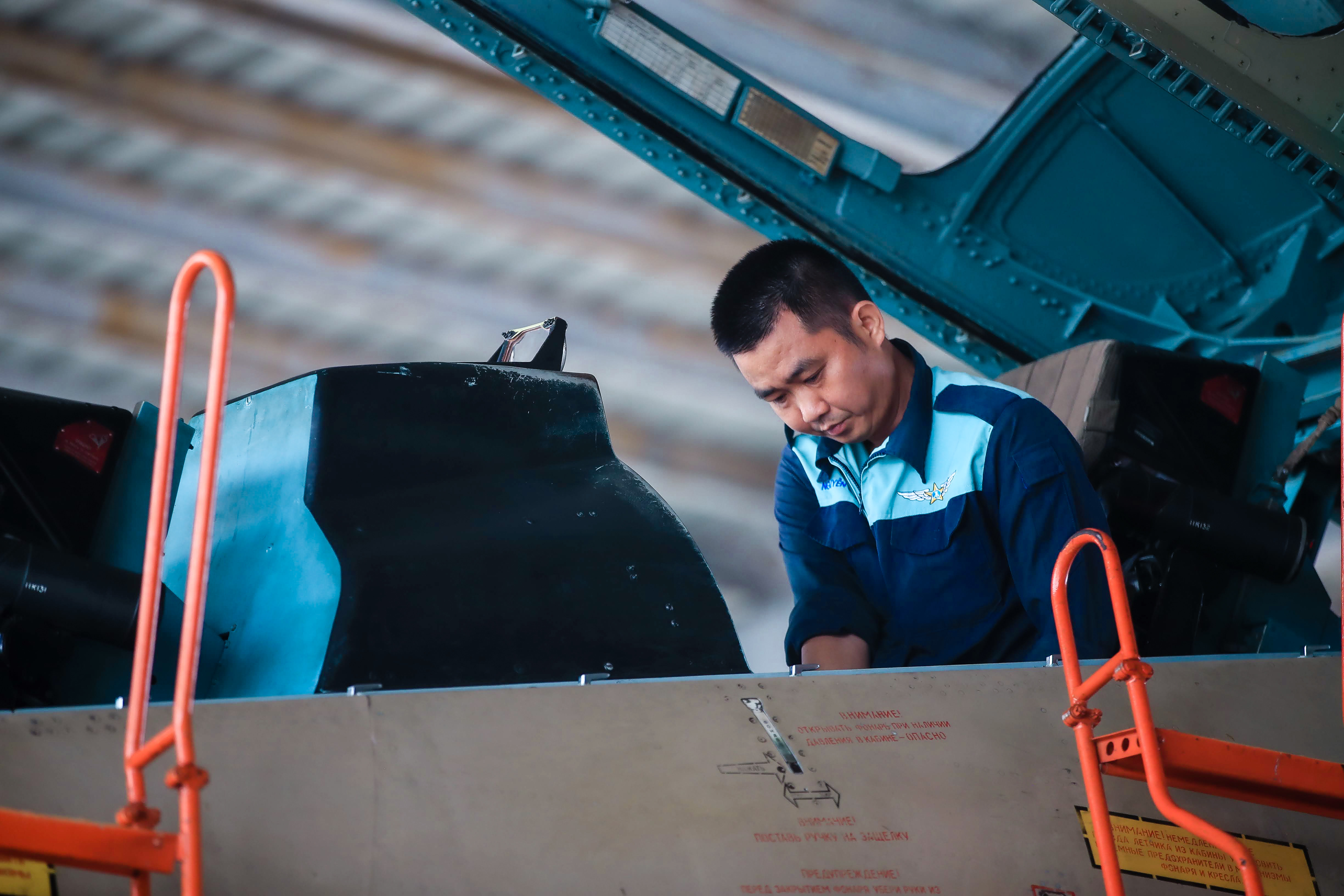 Một ngày thầm lặng của kỹ thuật viên không quân bên chiến đấu cơ Su-30MK2