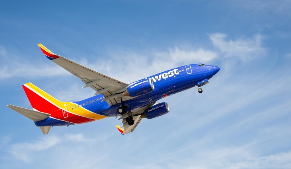 Thót tim khoảnh khắc máy bay Mỹ hạ độ cao khẩn cấp để tránh va chạm chiến đấu cơ