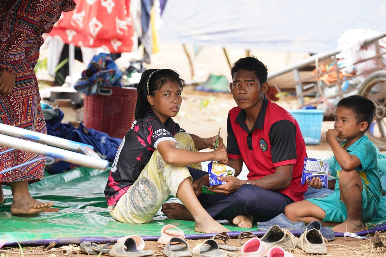 Hình ảnh người dân Thái Lan - Campuchia tìm nơi sơ tán giữa xung đột leo thang