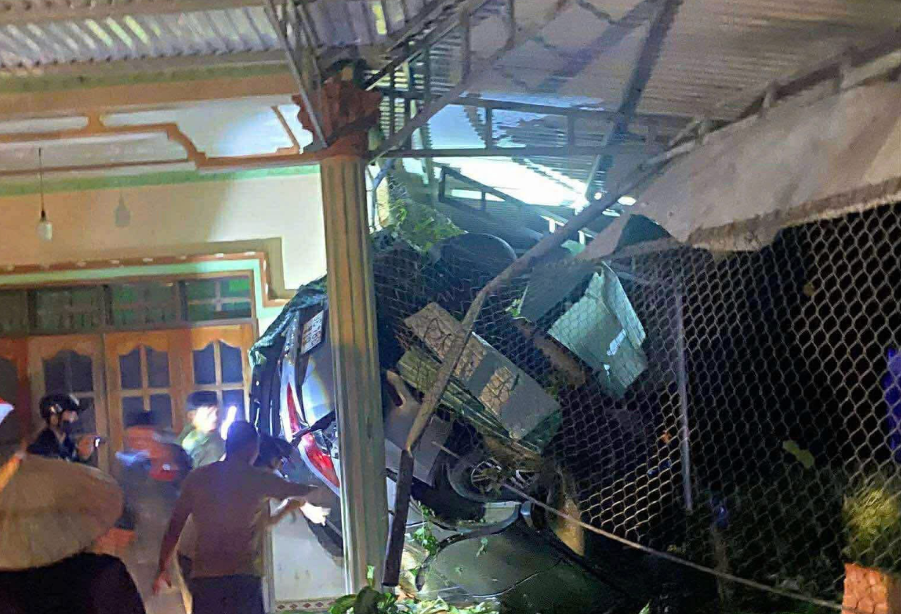 Ô tô lao vào nhà dân trong đêm, nam tài xế tử vong tại chỗ