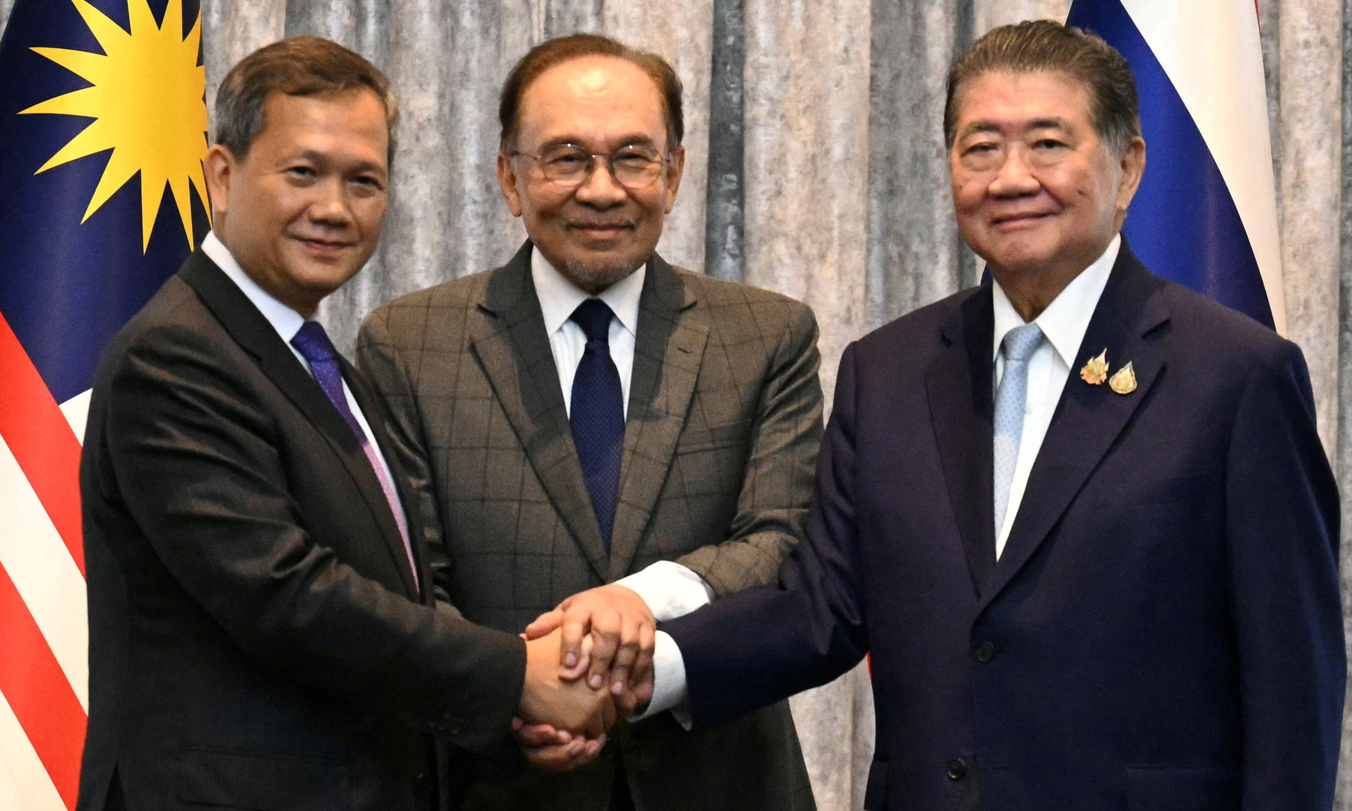 Thái Lan - Campuchia đồng ý ngừng bắn vô điều kiện