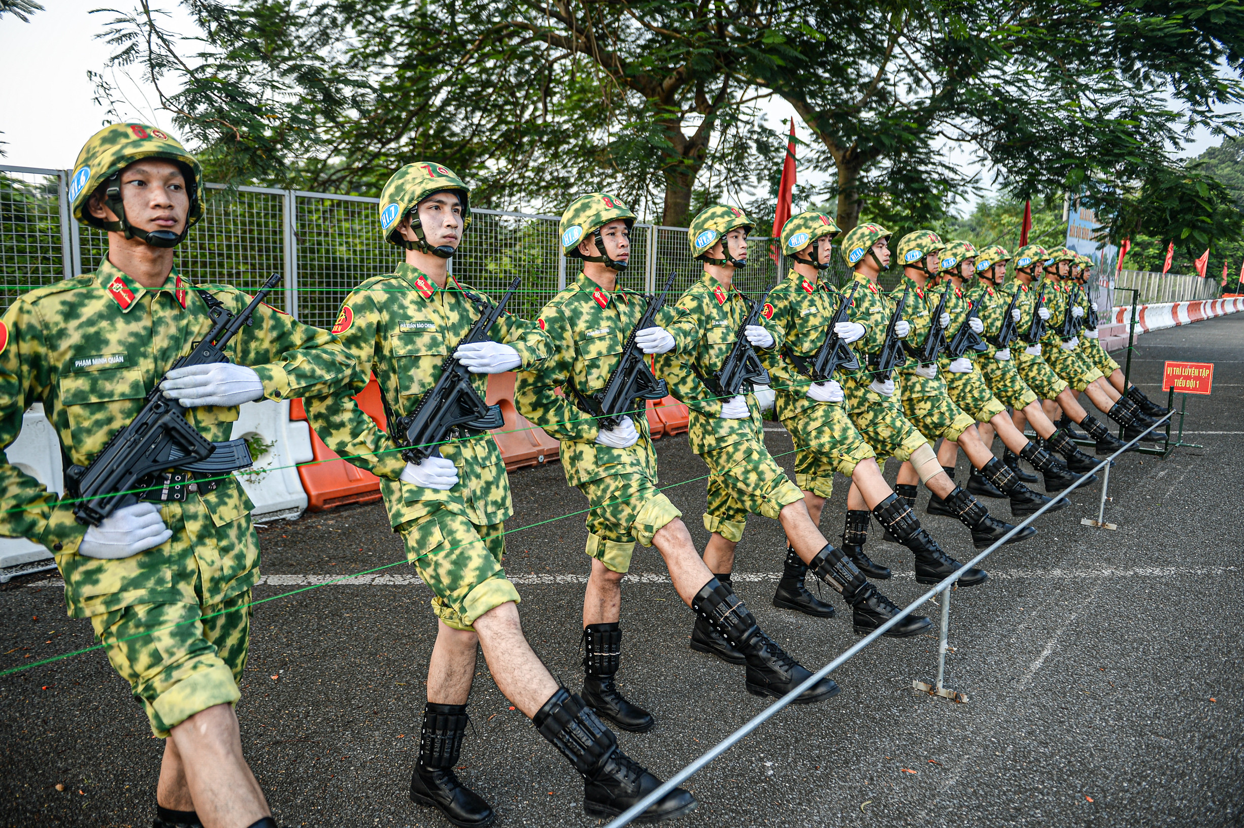 Bộ đội phòng hóa đeo tạ hơn 4kg, rèn chân thép giữa nắng lửa thao trường