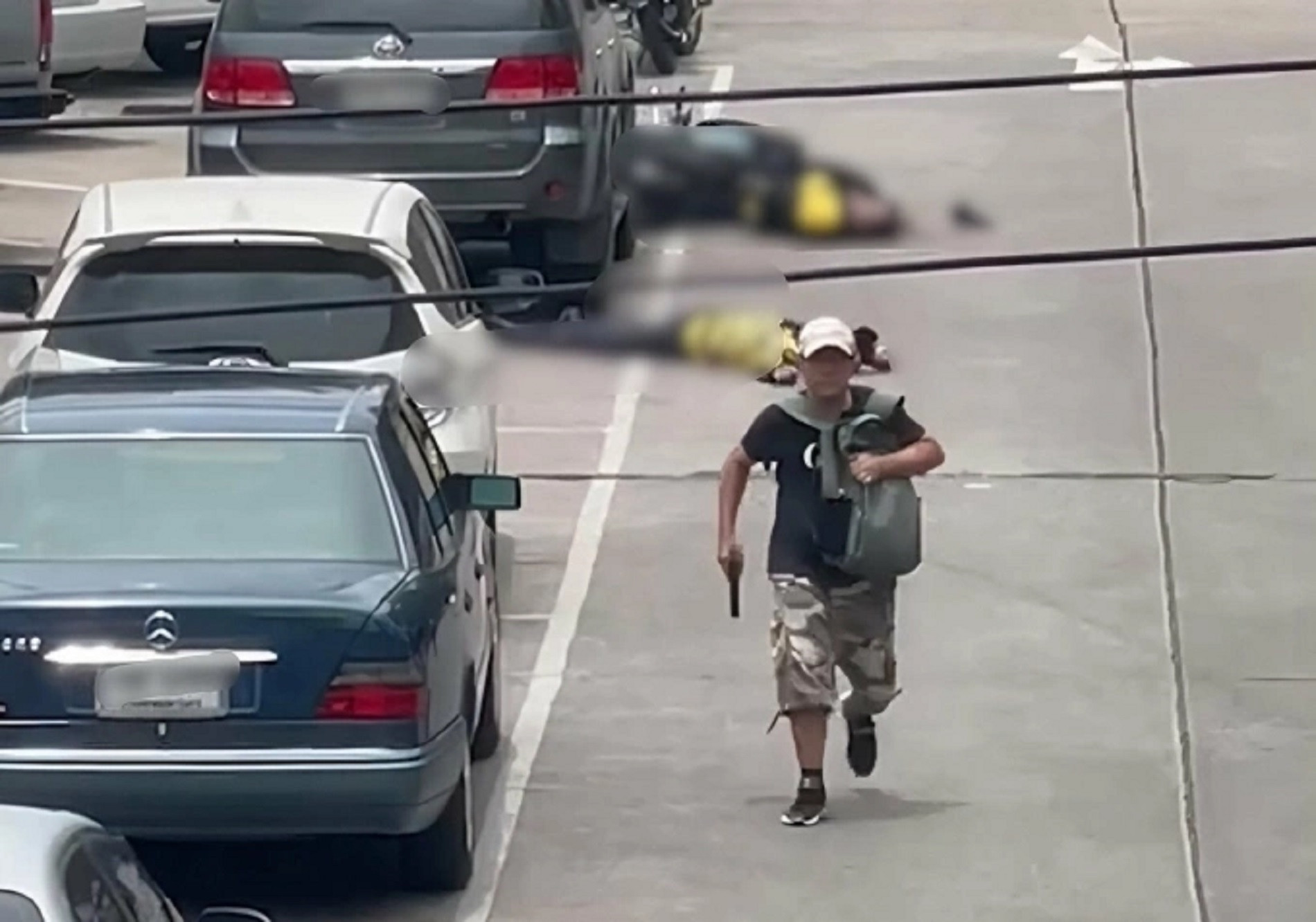 Cận cảnh sát thủ đi lại trong chợ Bangkok, xả súng giết 5 người