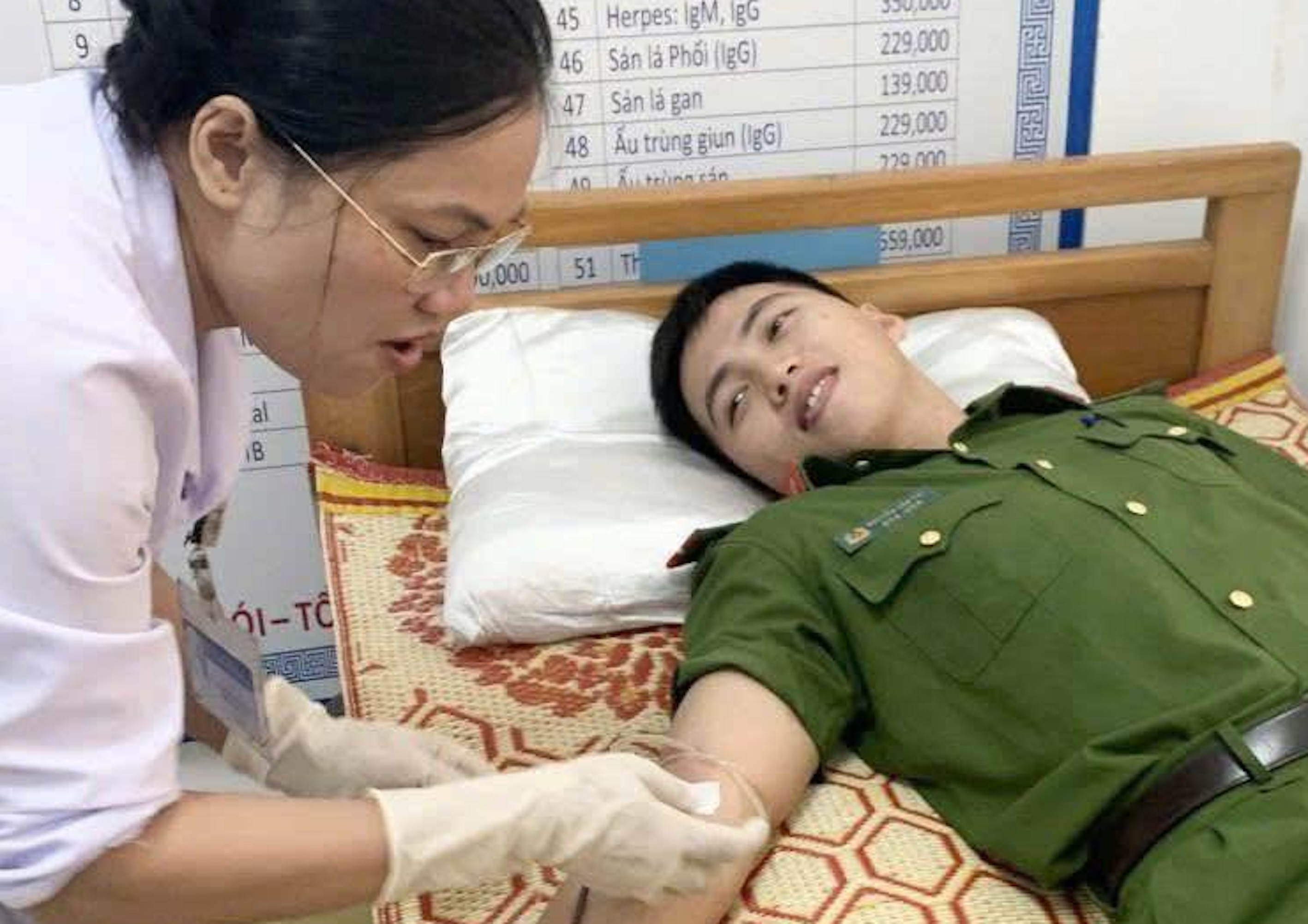 Đại uý Công an Hà Tĩnh hiến máu cứu cụ bà 95 tuổi bị suy tim, viêm ruột