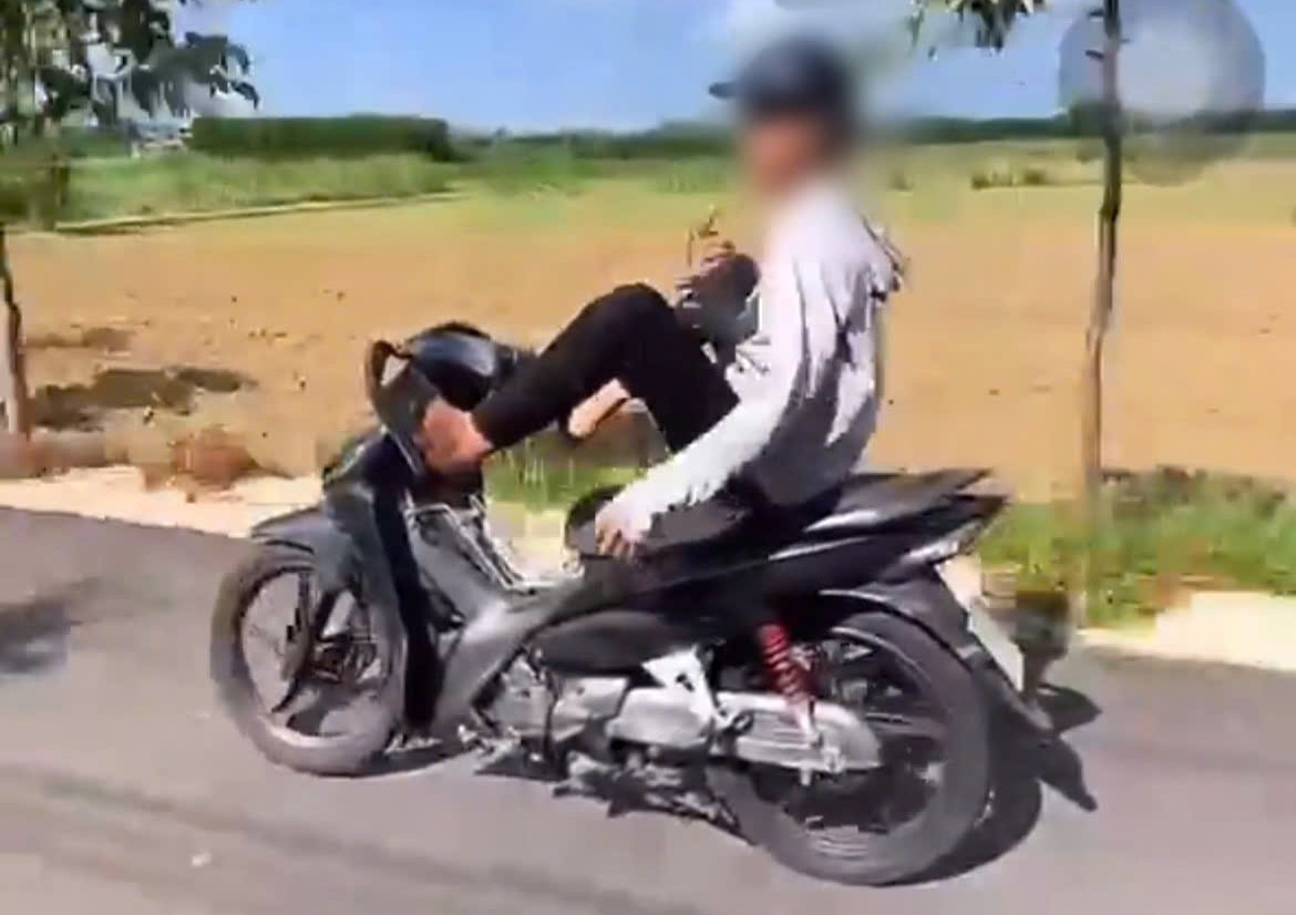 Nam thanh niên ở Đà Nẵng lái xe máy bằng 2 chân