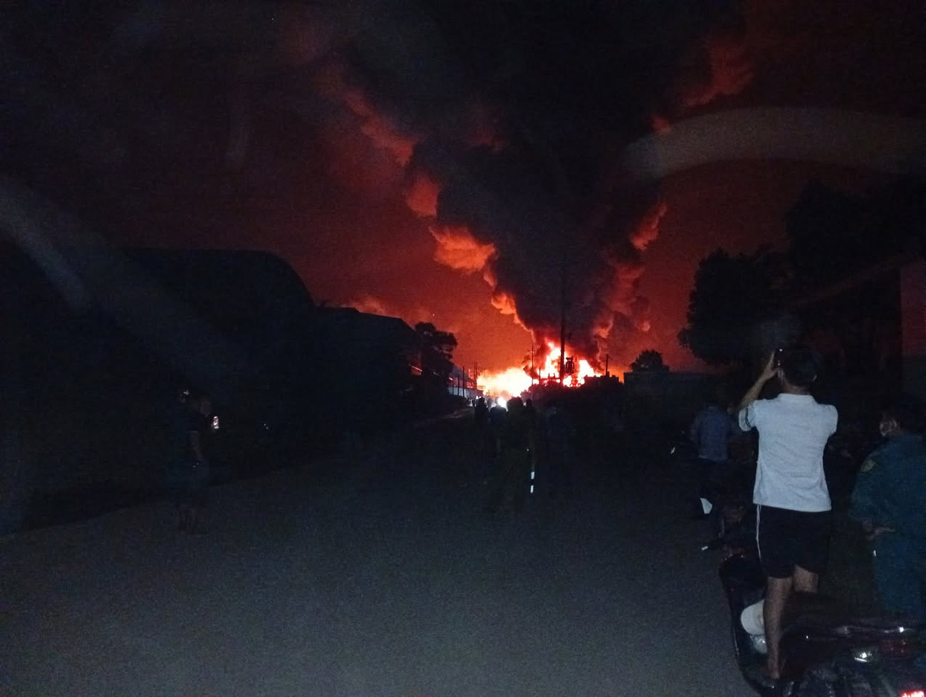 Cháy lớn tại công ty thủy tinh ở Lào Cai, nhiều tiếng nổ vang lên 