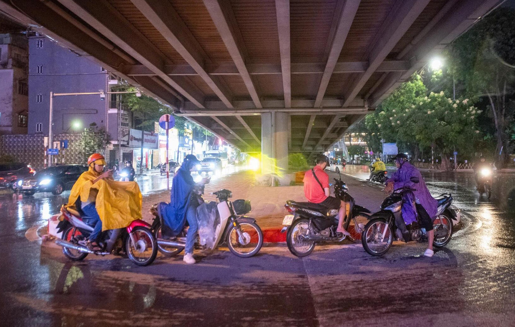 Sấm chớp rền vang giữa cơn mưa lớn, người Hà Nội phải trú tạm gầm cầu