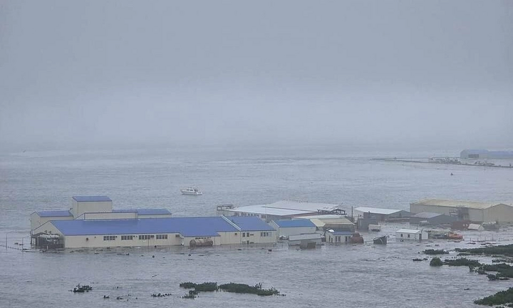 Giây phút sóng thần nhấn chìm các tòa nhà ven biển thị trấn Nga 