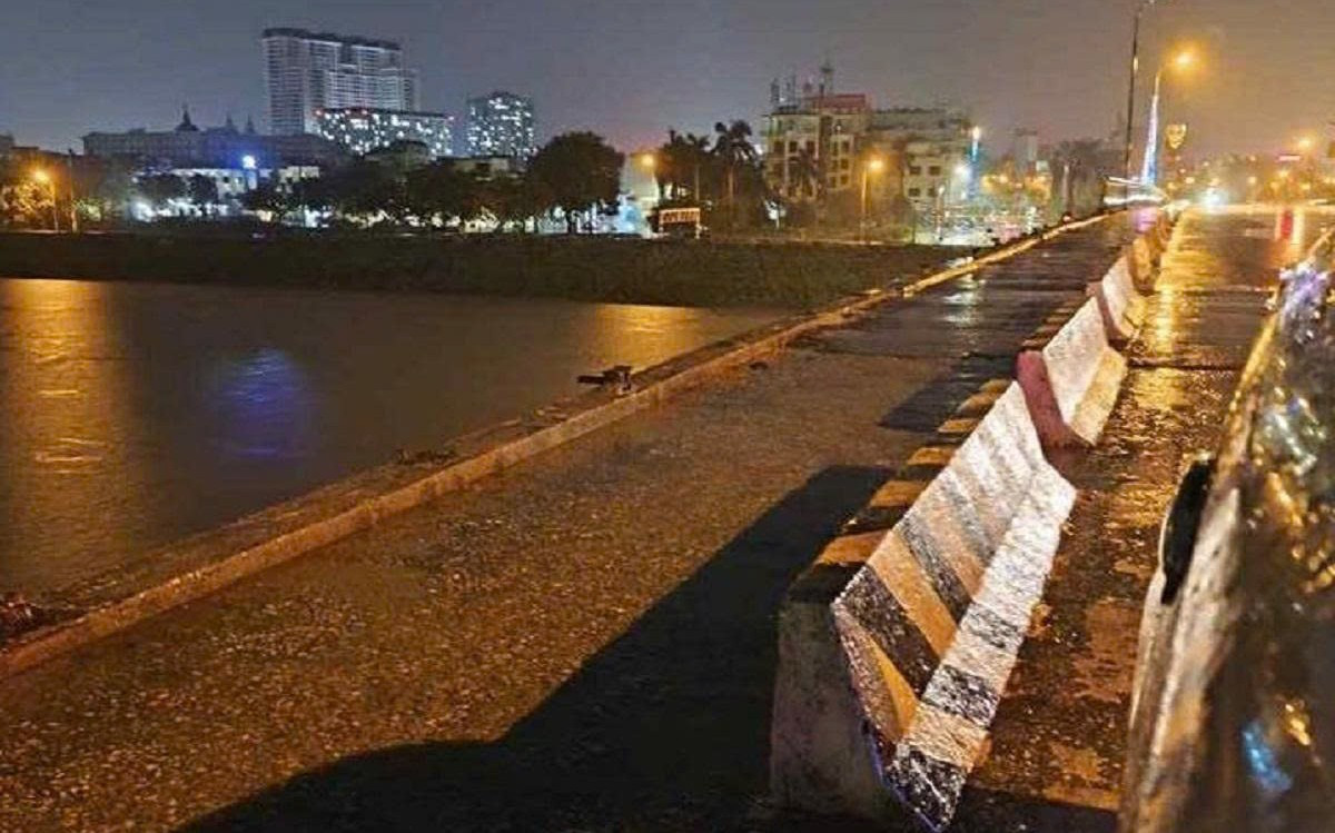 Dông lốc đánh bay lan can, hệ thống đèn chiếu sáng cầu Thái Bình
